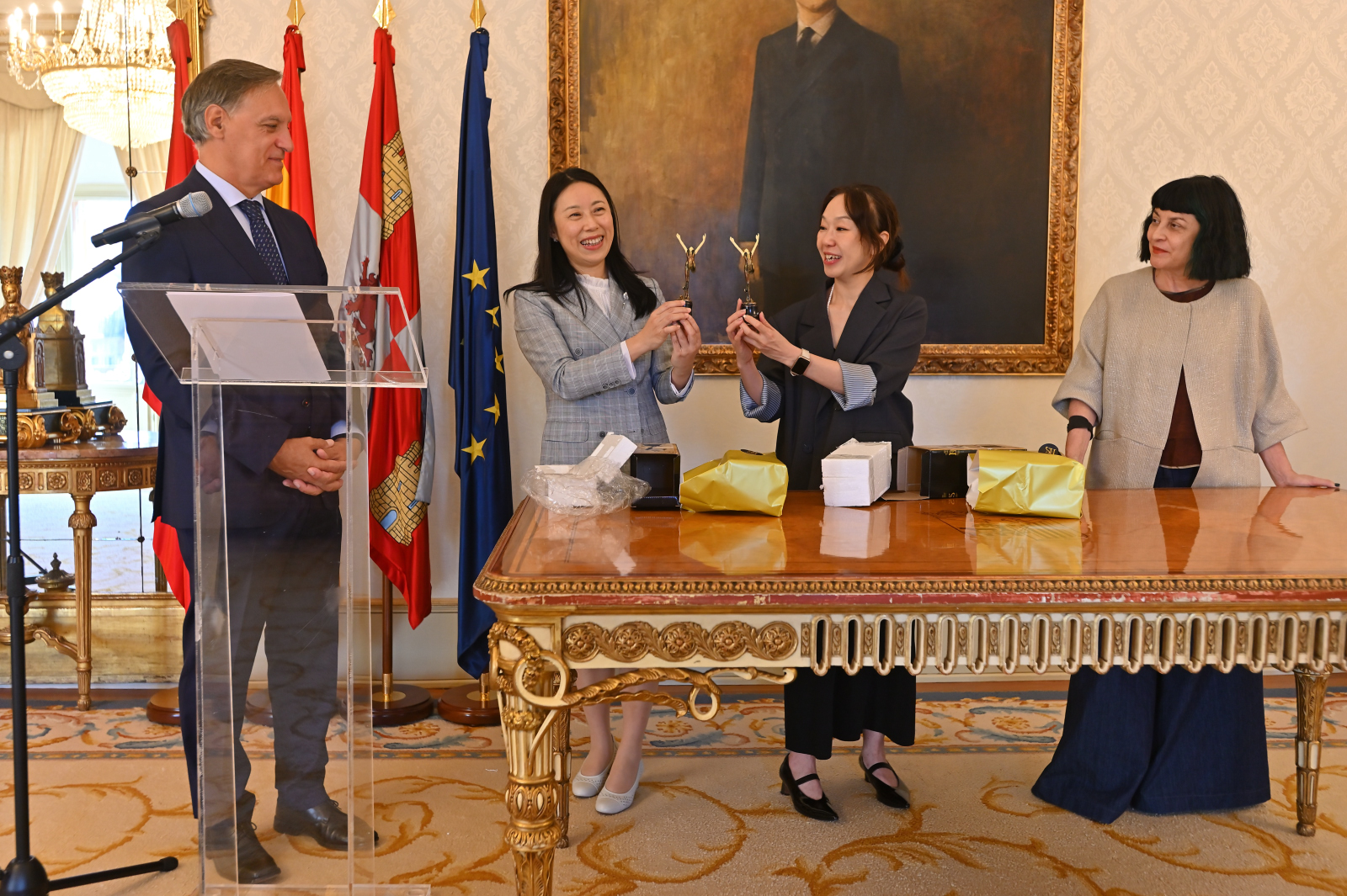 García Carbayo recibe a una delegación de la empresa china Guangdong Textiles.