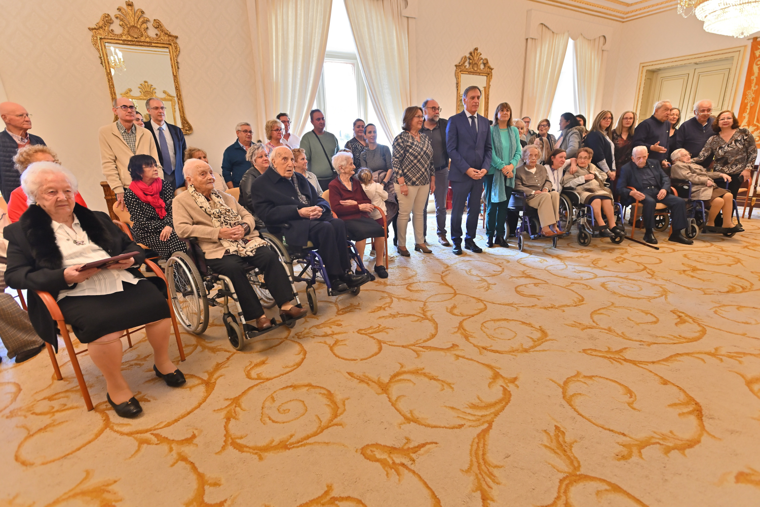 Acto de homenaje a ocho centenarios de la ciudad.