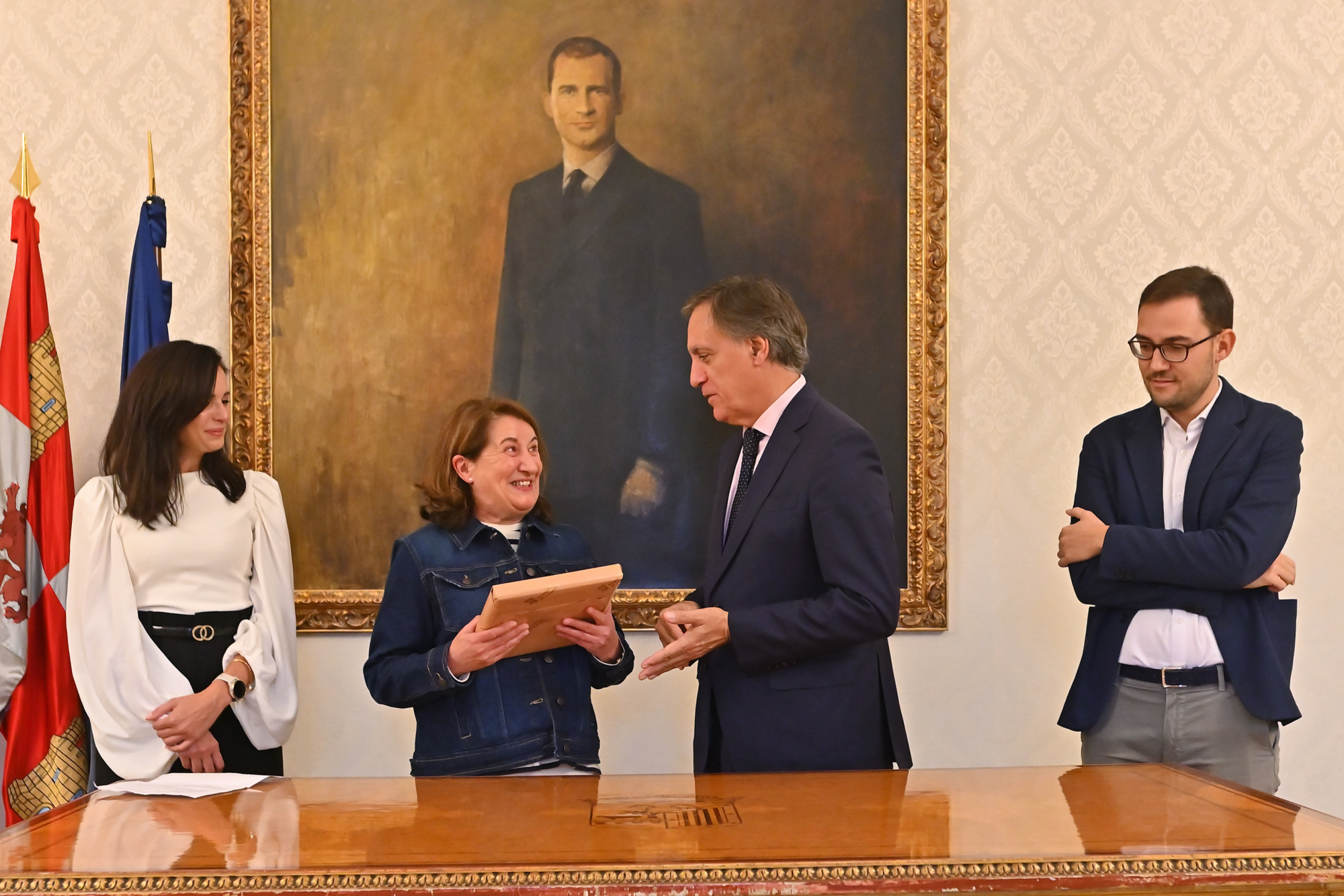 García Carbayo recibe a la profesora de español jubilada Teresa González Alonso.