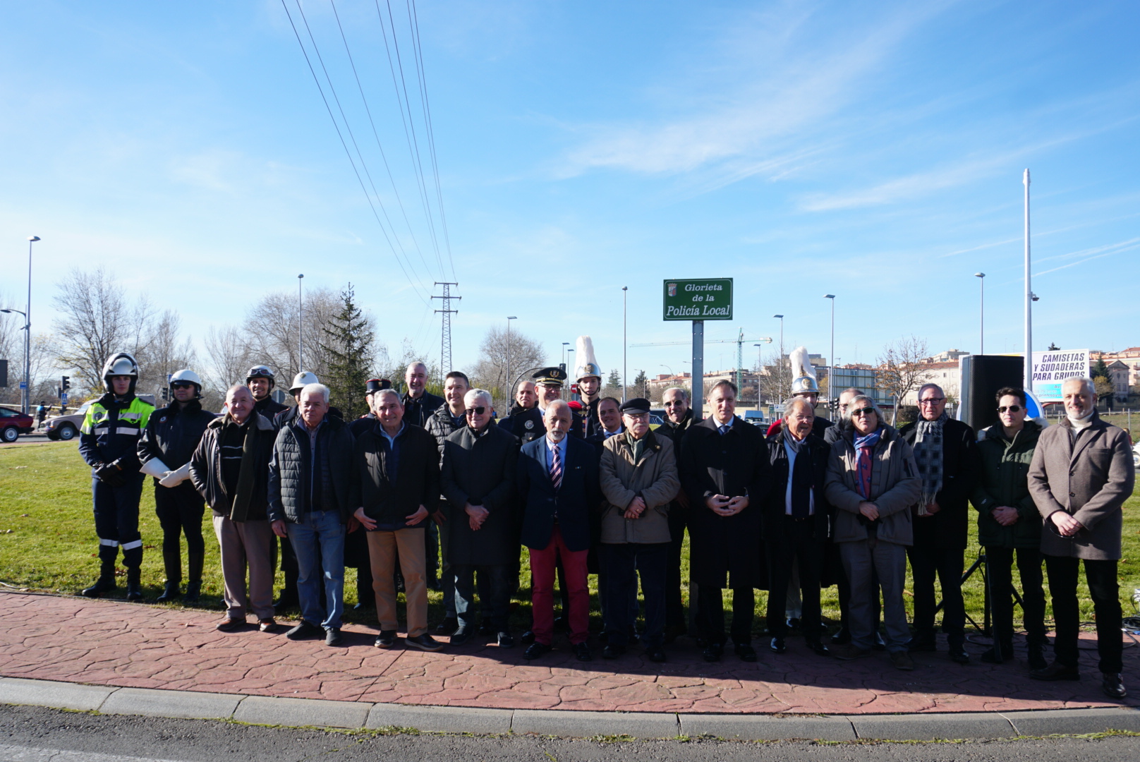 Descubrimiento de la placa en la glorieta dedicada a la Policía Local