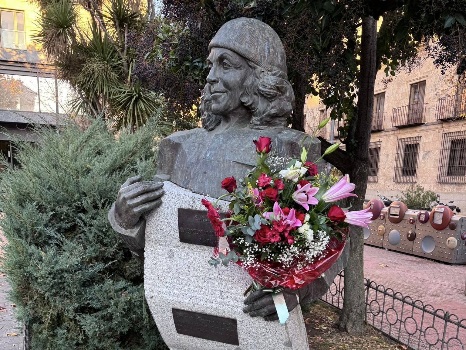 El Ayuntamiento de Salamanca deposita un ramo de flores en la escultura que recuerda a la escritora salmantina.