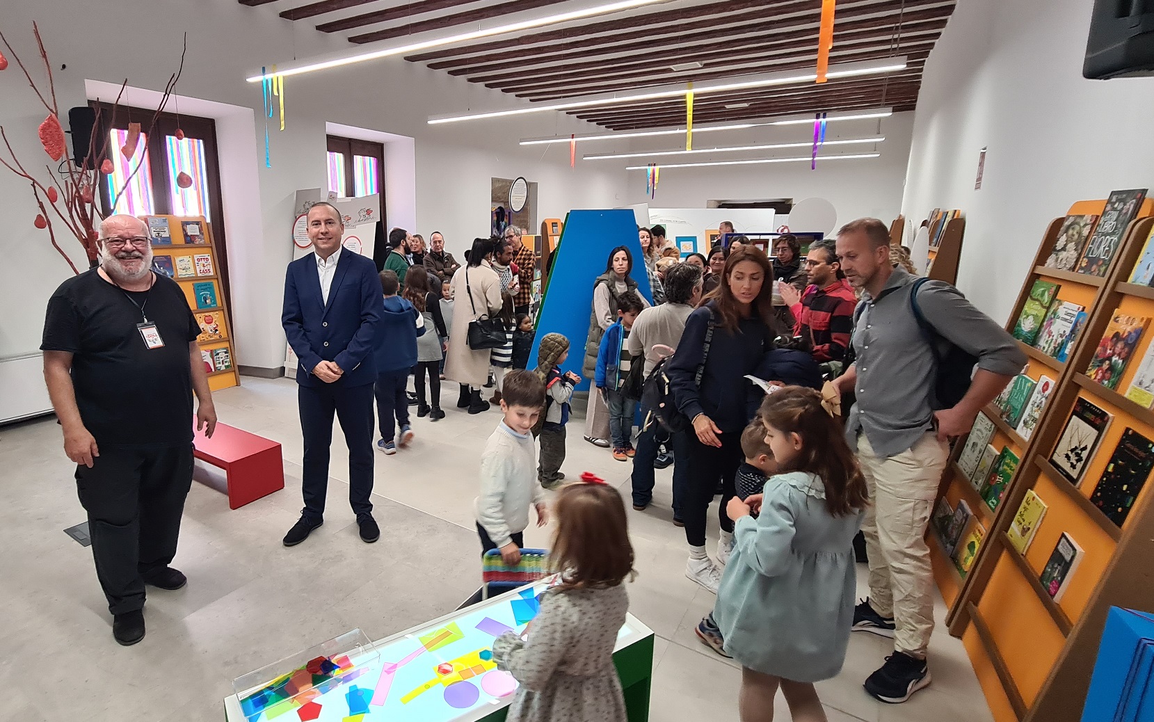 Un momento de la apertura del Salón del Libro con Luis Sánchez y Fernando Saldaña