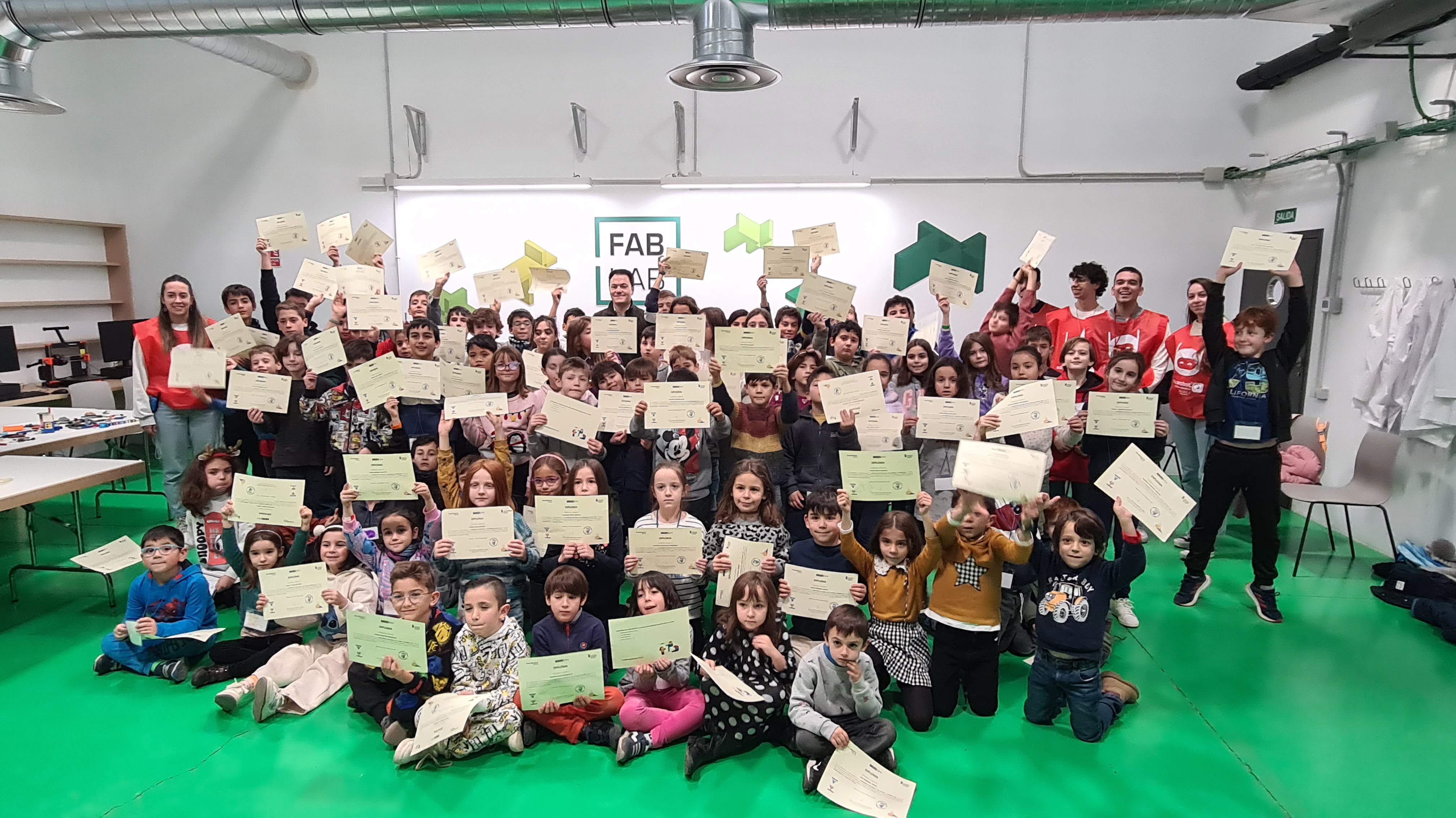 Participantes durante la entrega de diplomas junto al concejal Pedro Martínez