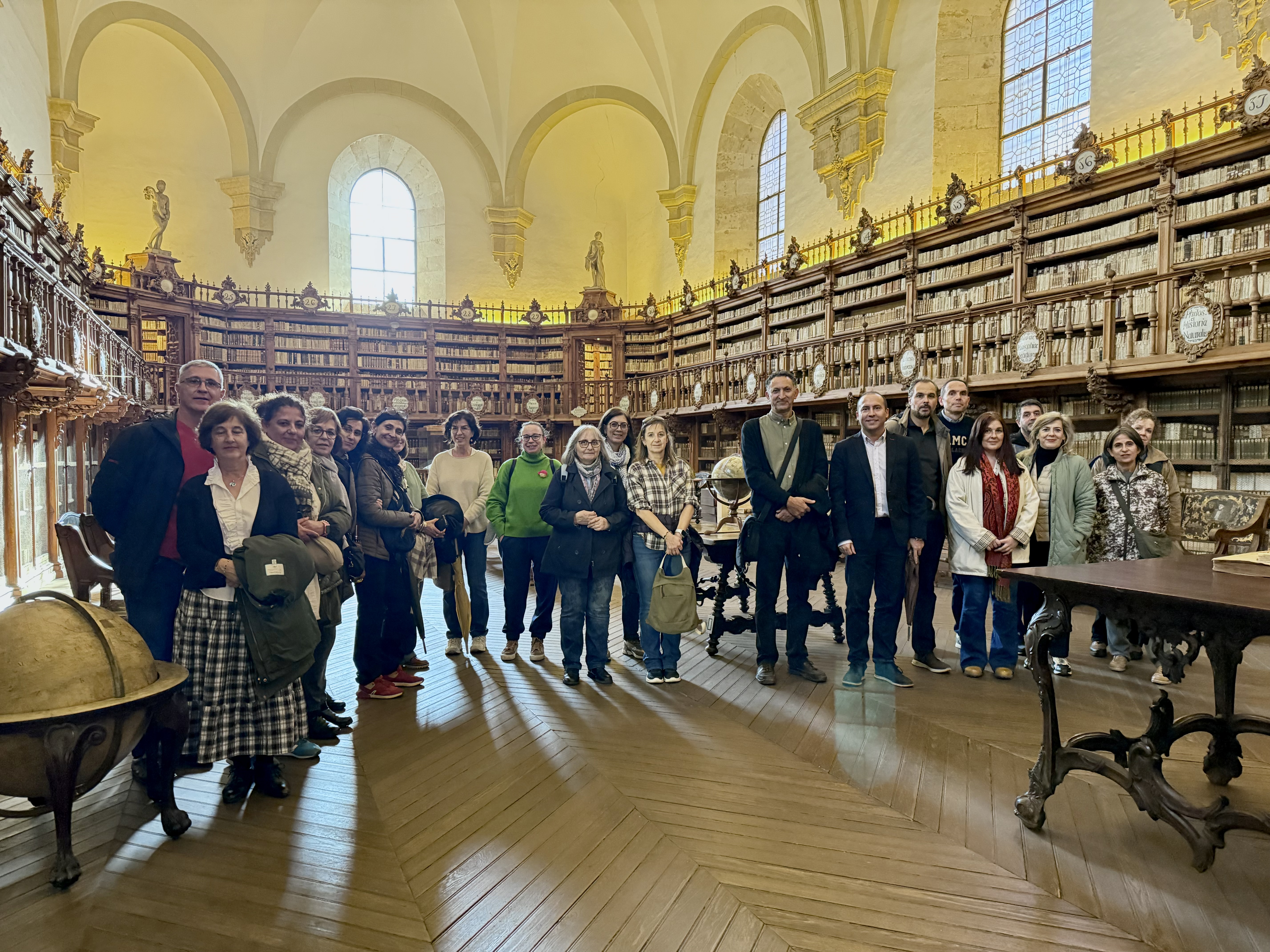 Visita de los paticipantes de 'Aula de Patrimonio' a la Biblioteca de la Universidad.