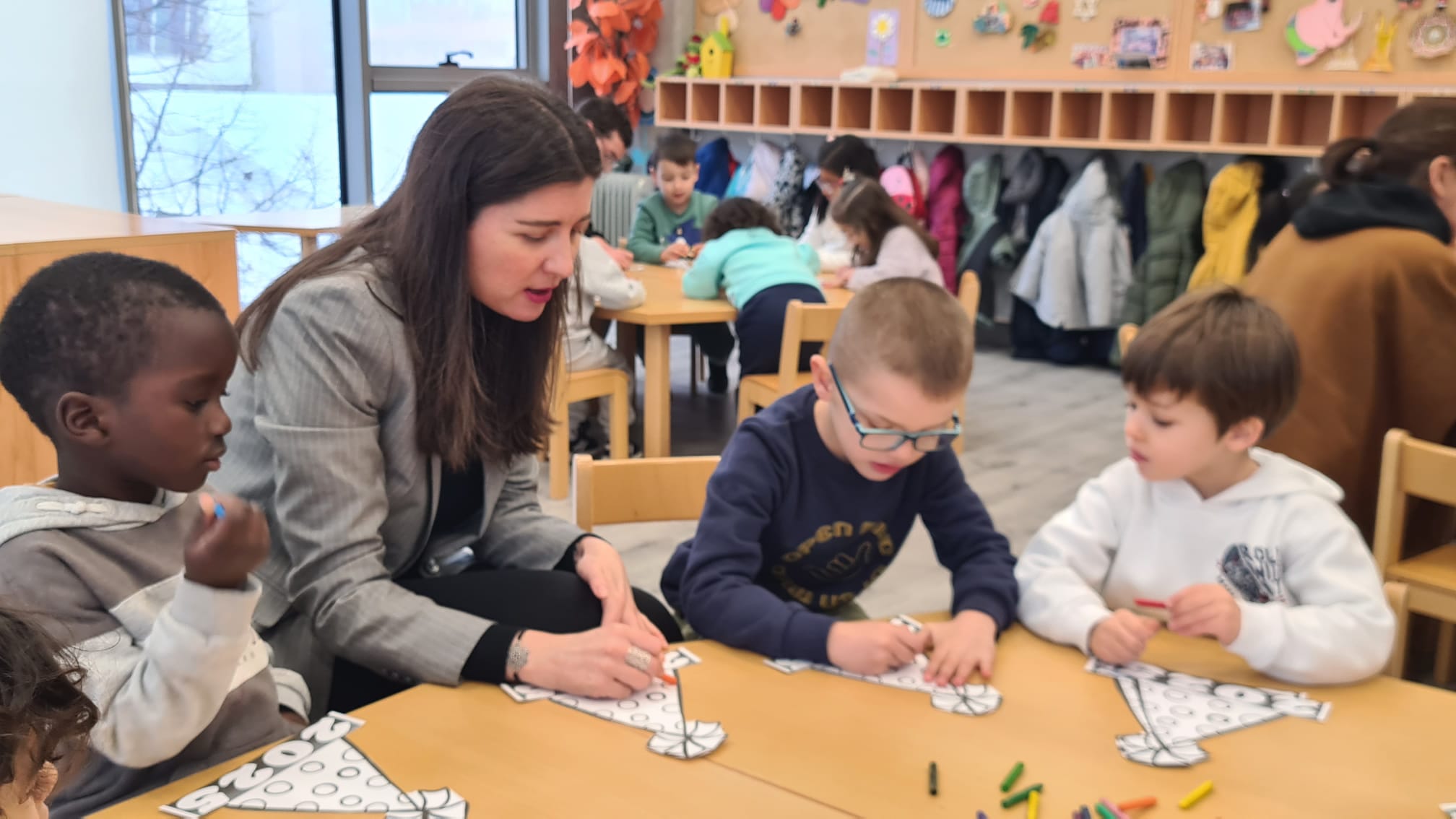 La concejala de Familia e Igualdad de Oportunidades, Miryam Rodríguez, junto a niños en la ludoteca de Concilia Navidad