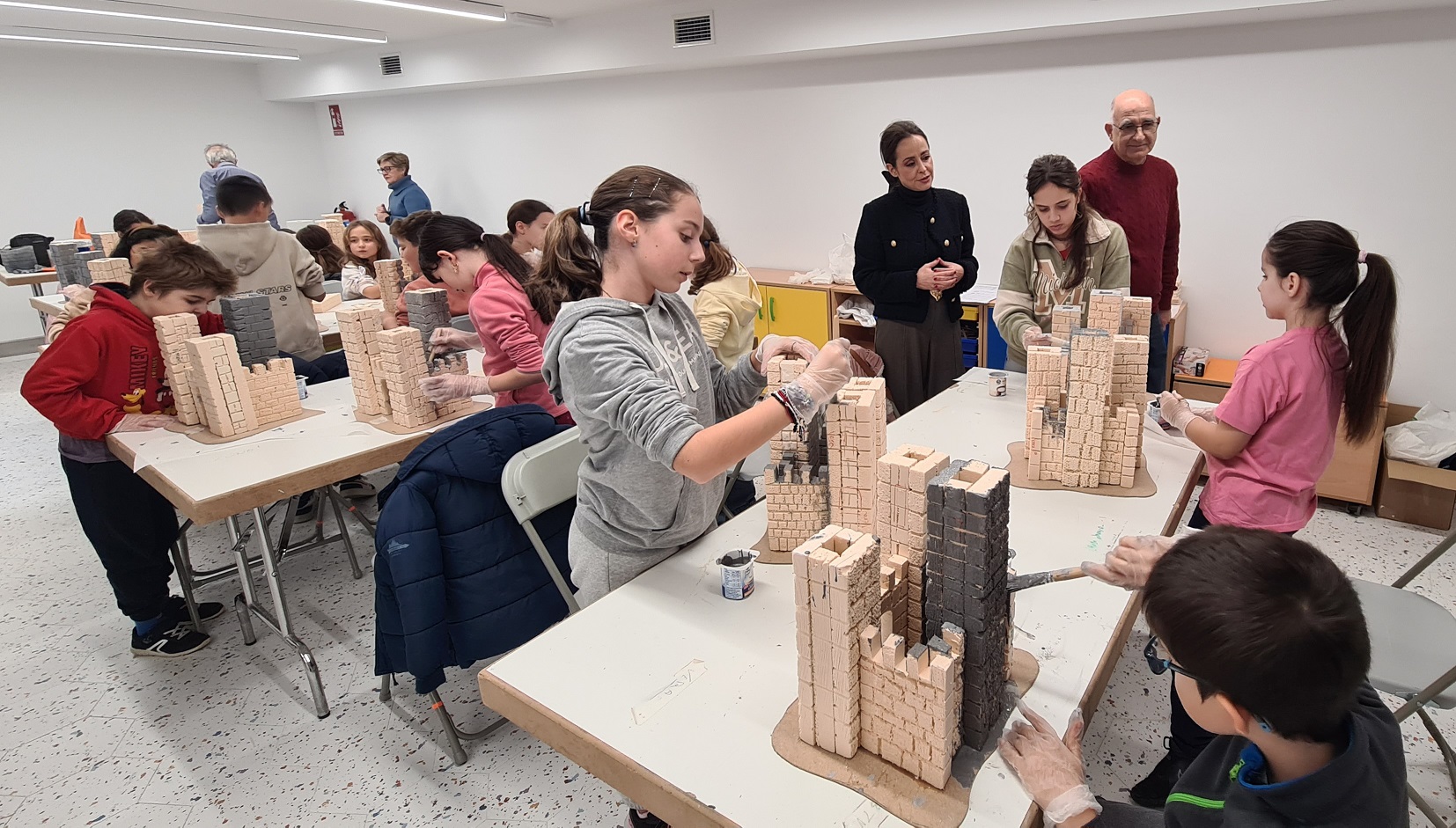 Un momento de la visita de la concejala de Tradiciones y Festejos al taller de belenes