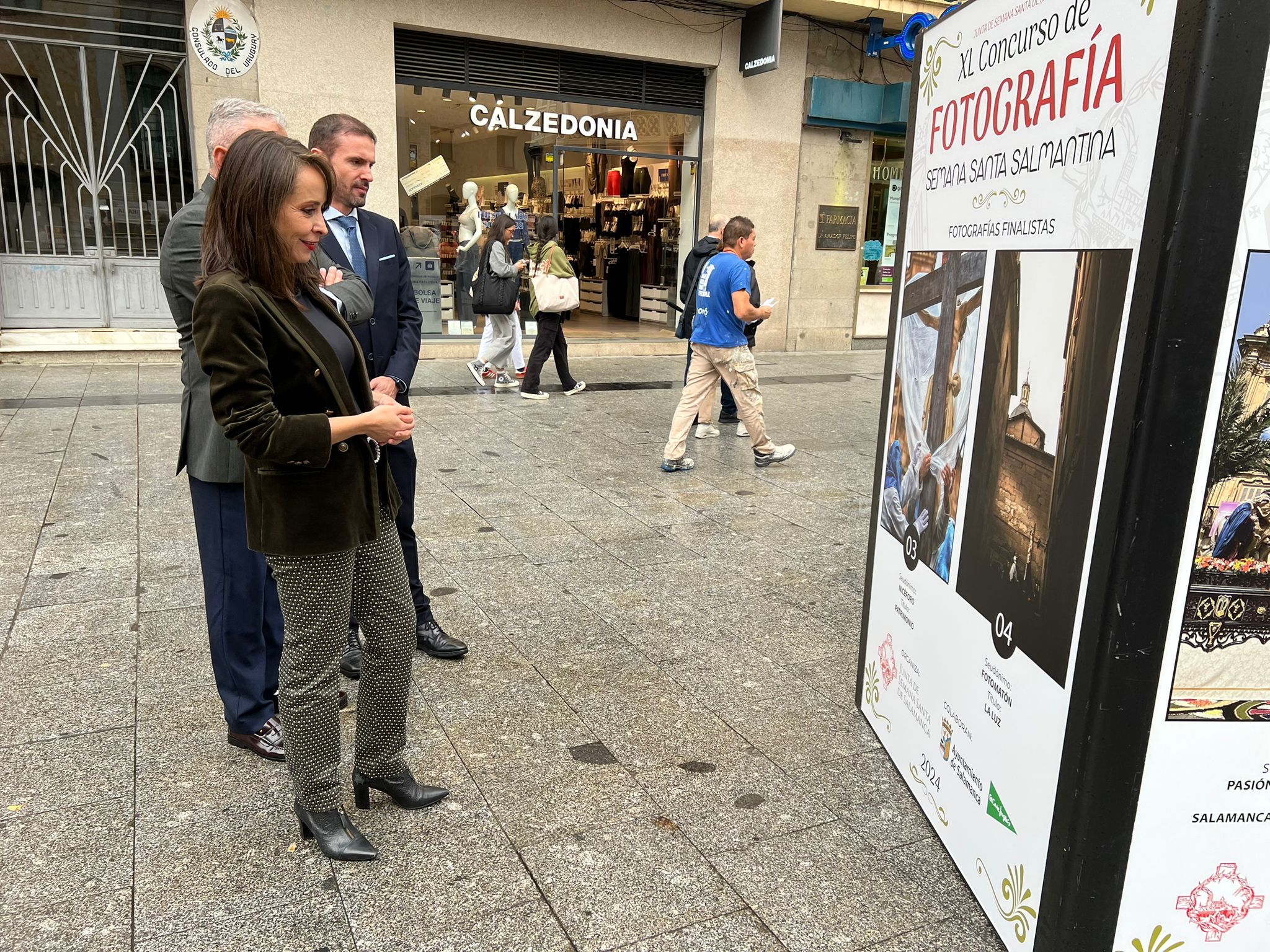 La plaza del Liceo acoge las fotografías que optan al cartel oficial de la Semana Santa 2025.