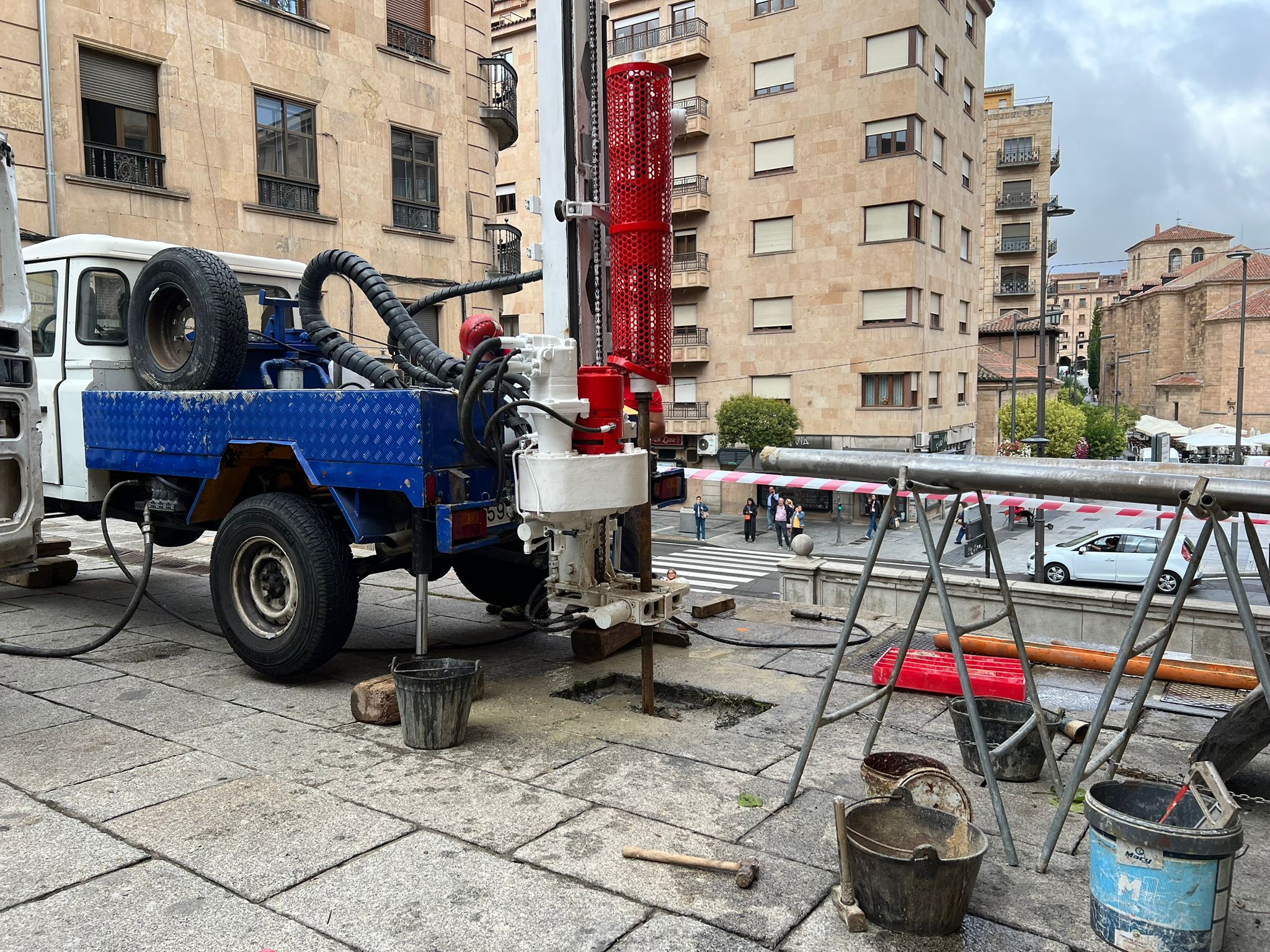 Comienzo del estudio geotécnico en las escaleras de la Gran Vía.