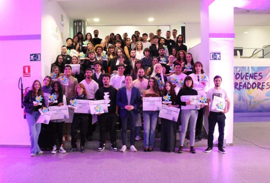 Foto de familia de los ganadores del XXIV Certamen Municipal Jóvenes Creadores.