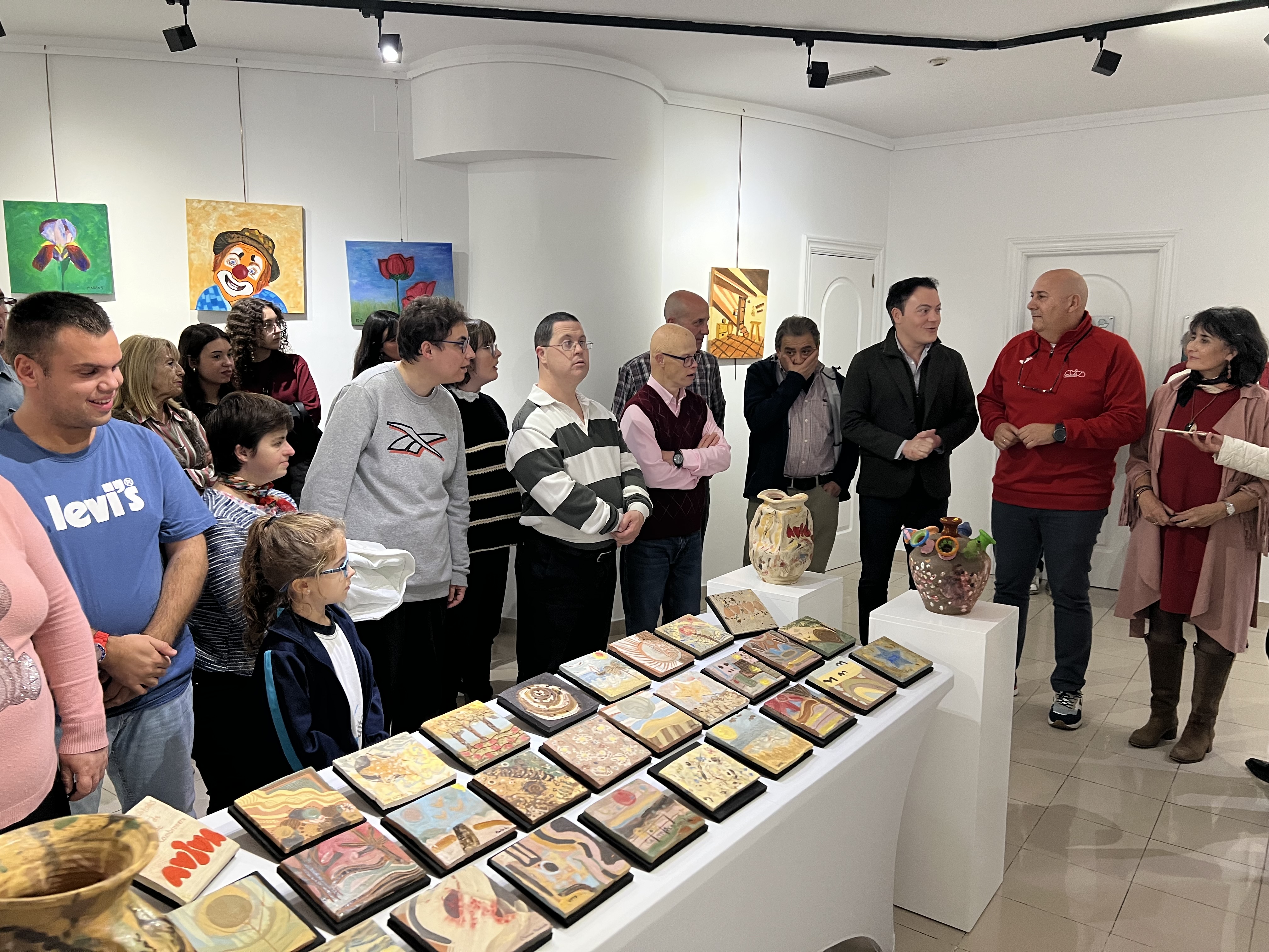 El concejal de Juventud, Pedro Martínez, en la inauguración de la muestra.