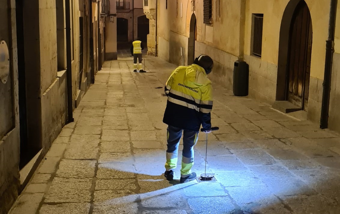 Trabajadores del Servicio Municipal de Aguas del Ayuntamiento de Salamanca realizando las pruebas en la calle Libreros