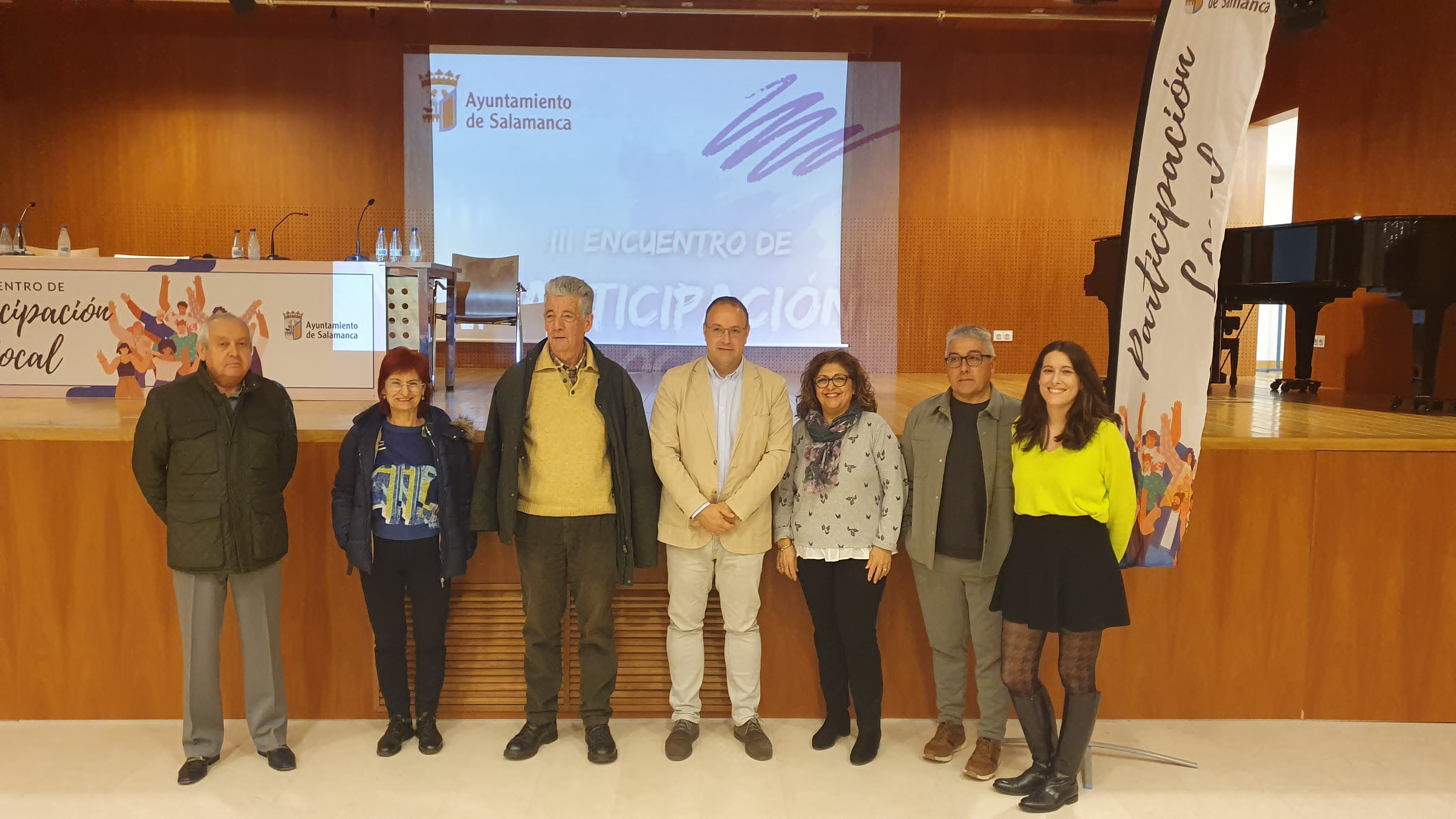 Roberto Martín junto a representantes de asociaciones, en el III Encuentro de Participación Local. 