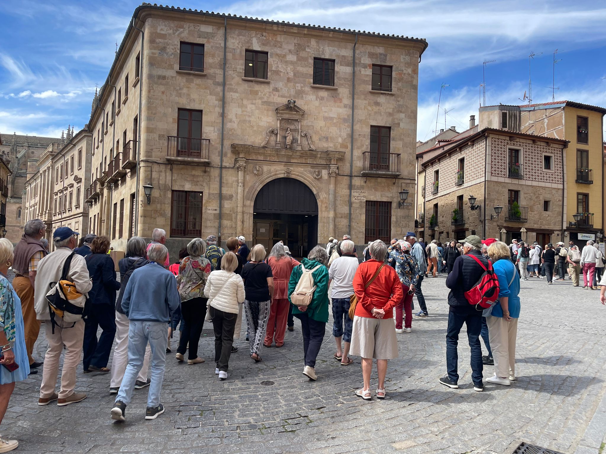 Imagen de archivo de un grupo de turistas en la calle Serranos