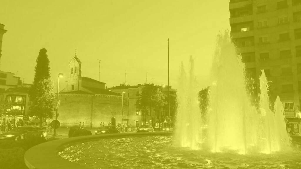 La fuente de la Puerta de Zamora se ilumina de color amarillo.