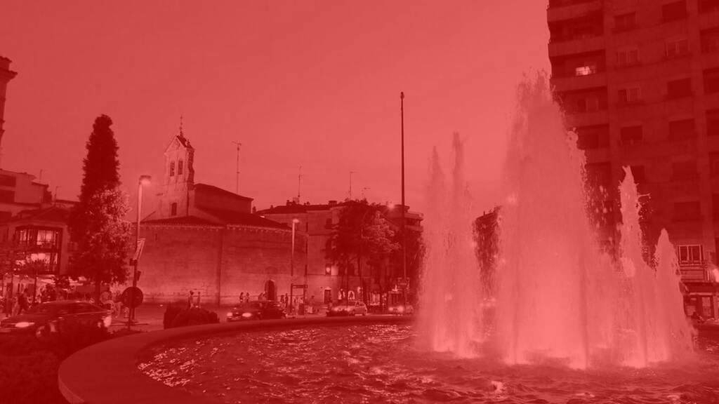 Fuente de la Puerta de Zamora iluminada de color rojo. 