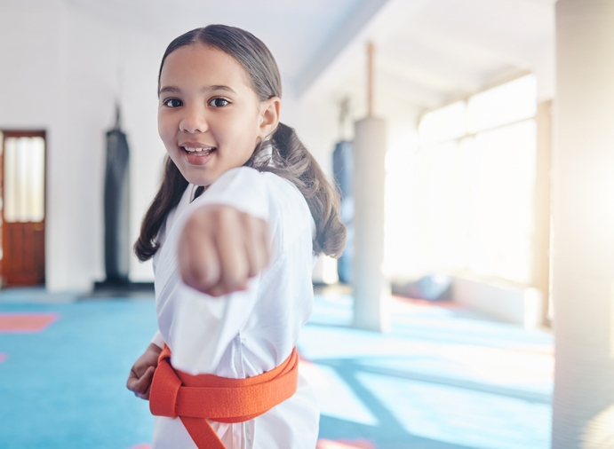 Niña haciendo Karate