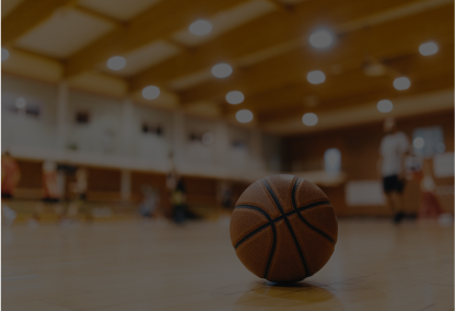 Pelota en campo de basket