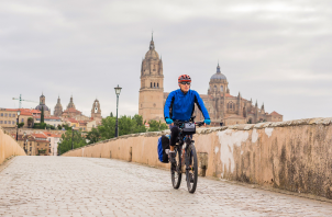 Persona en bici en un puente