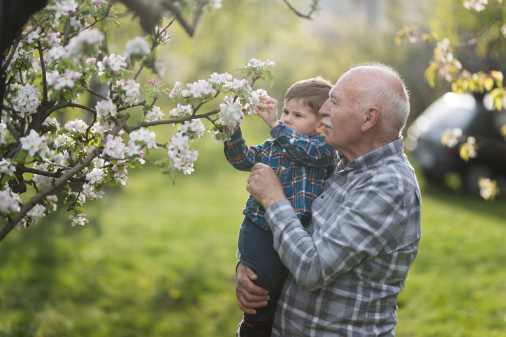 Niño y abuelo