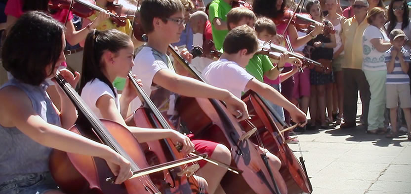Tocando violines