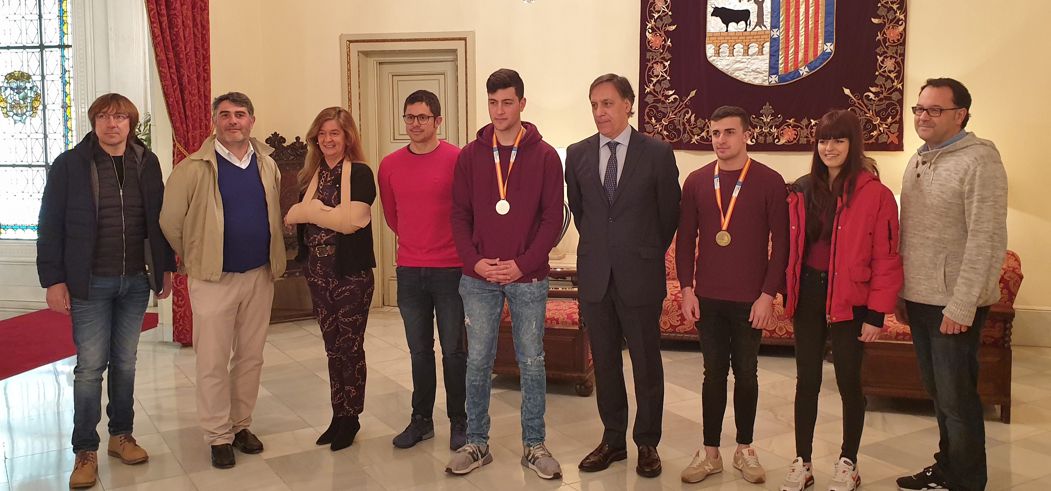 El alcalde de Salamanca  junto a los alumnos de FP
