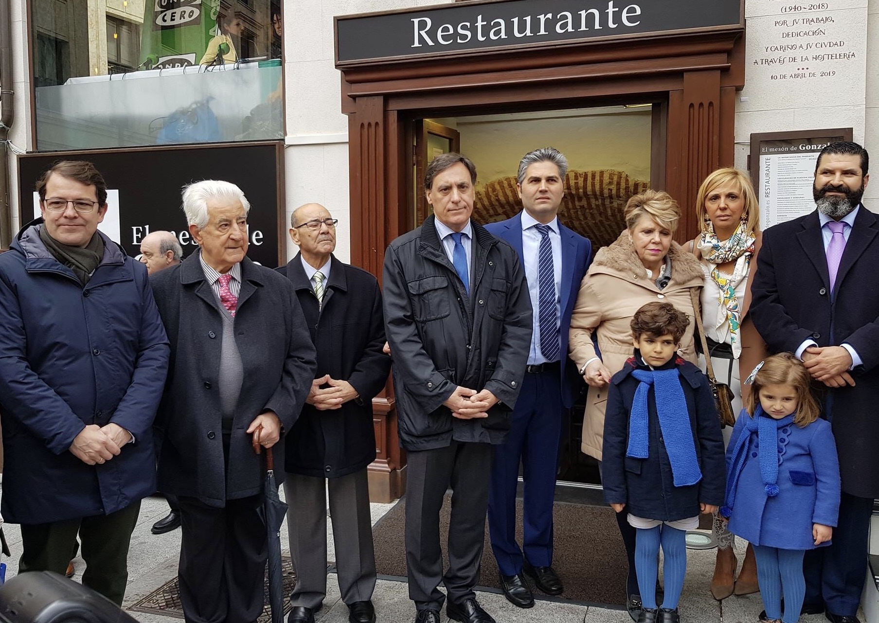 El alcalde de Salamanca  junto a la familia de Gonzalo Sendin