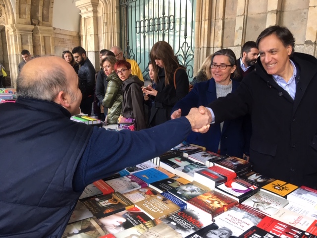 El alcalde de Salamanca  en el Dia del Libro  que se celebra en la Plaza Mayor