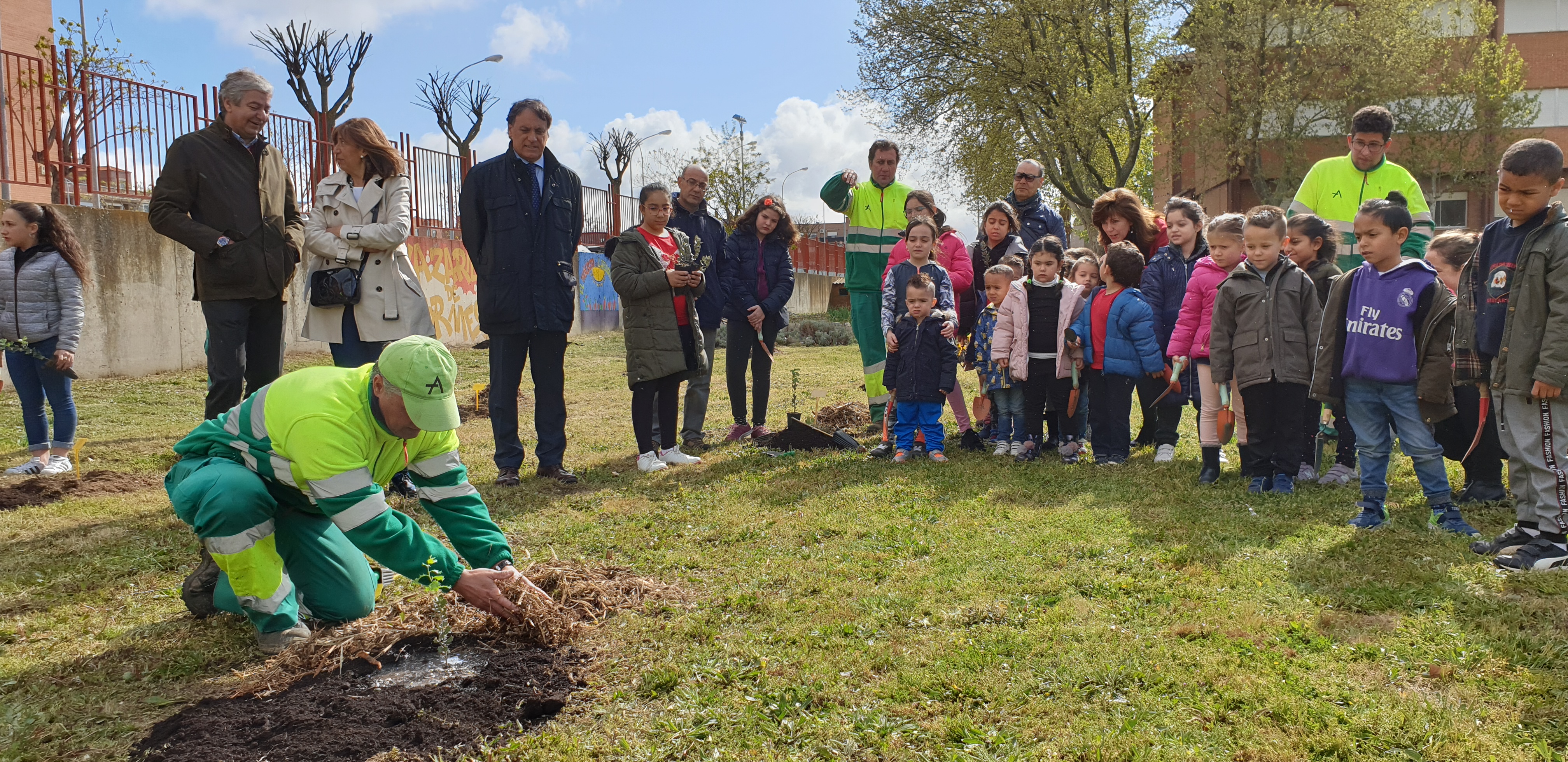 El alcalde de Salamamnca  en un momento de la plantacion