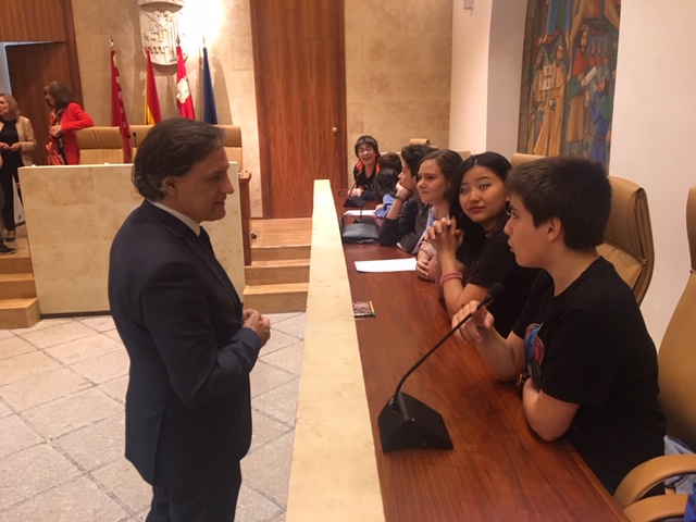 El alcalde de Salamanca  charla con los ninos y ninas participantes en el Consejo