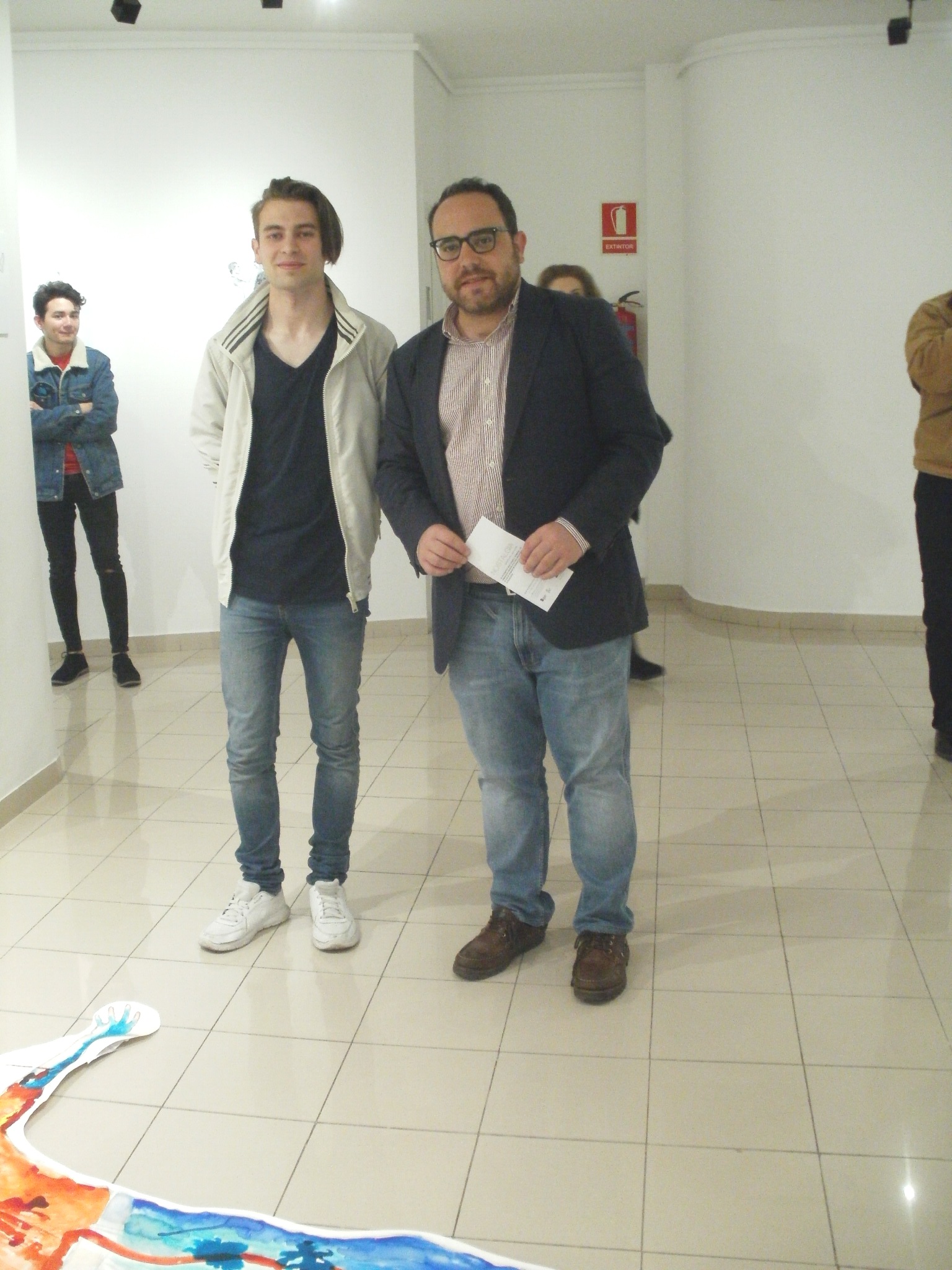 El concejal de Juventud  Daniel Llanos (derecha)  en la exposicion del Espacio Joven
