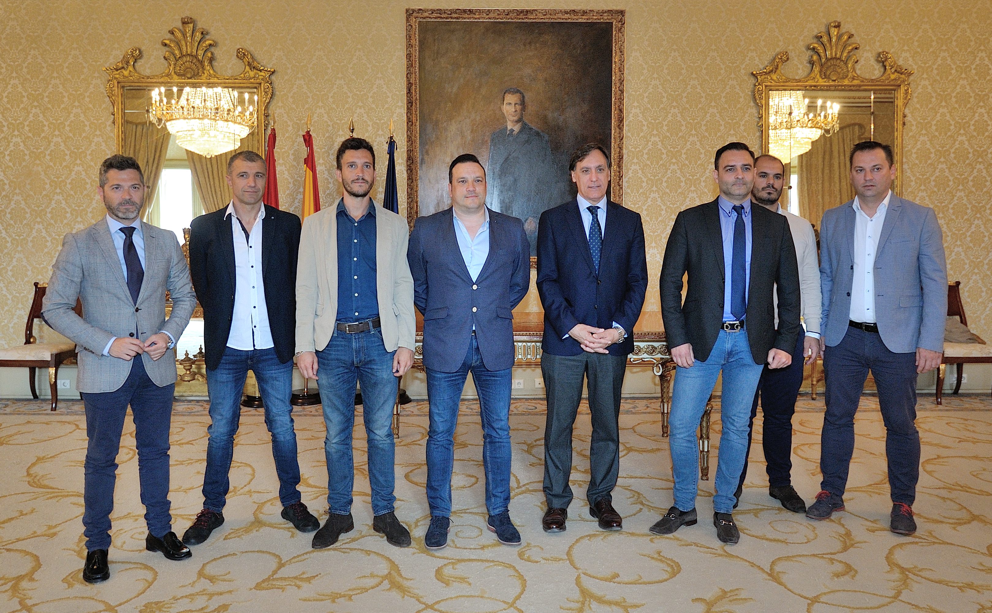 Un momento de la recepcion a la nueva junta directiva