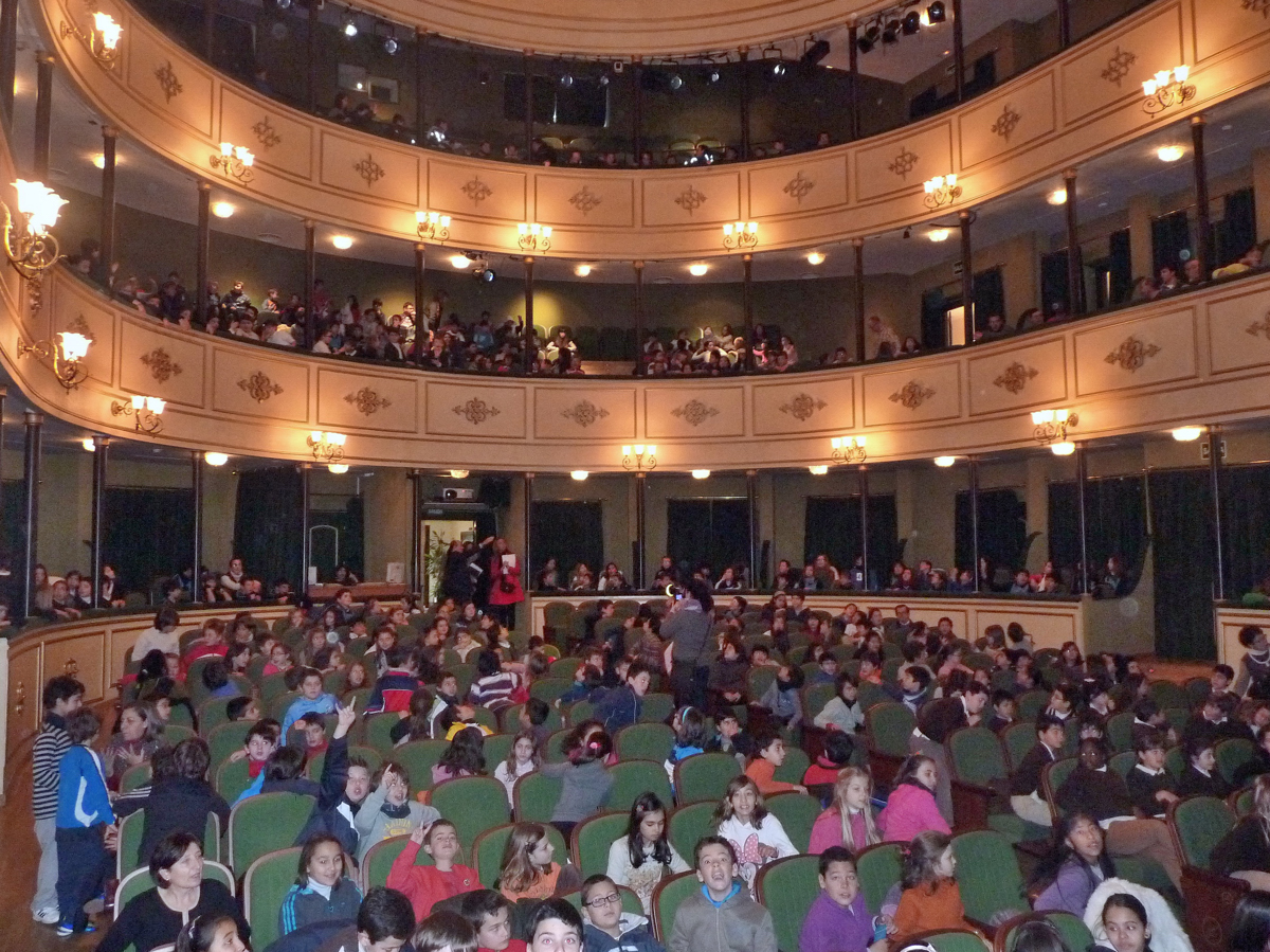 Imagen de ninos y ninas en el Teatro Liceo