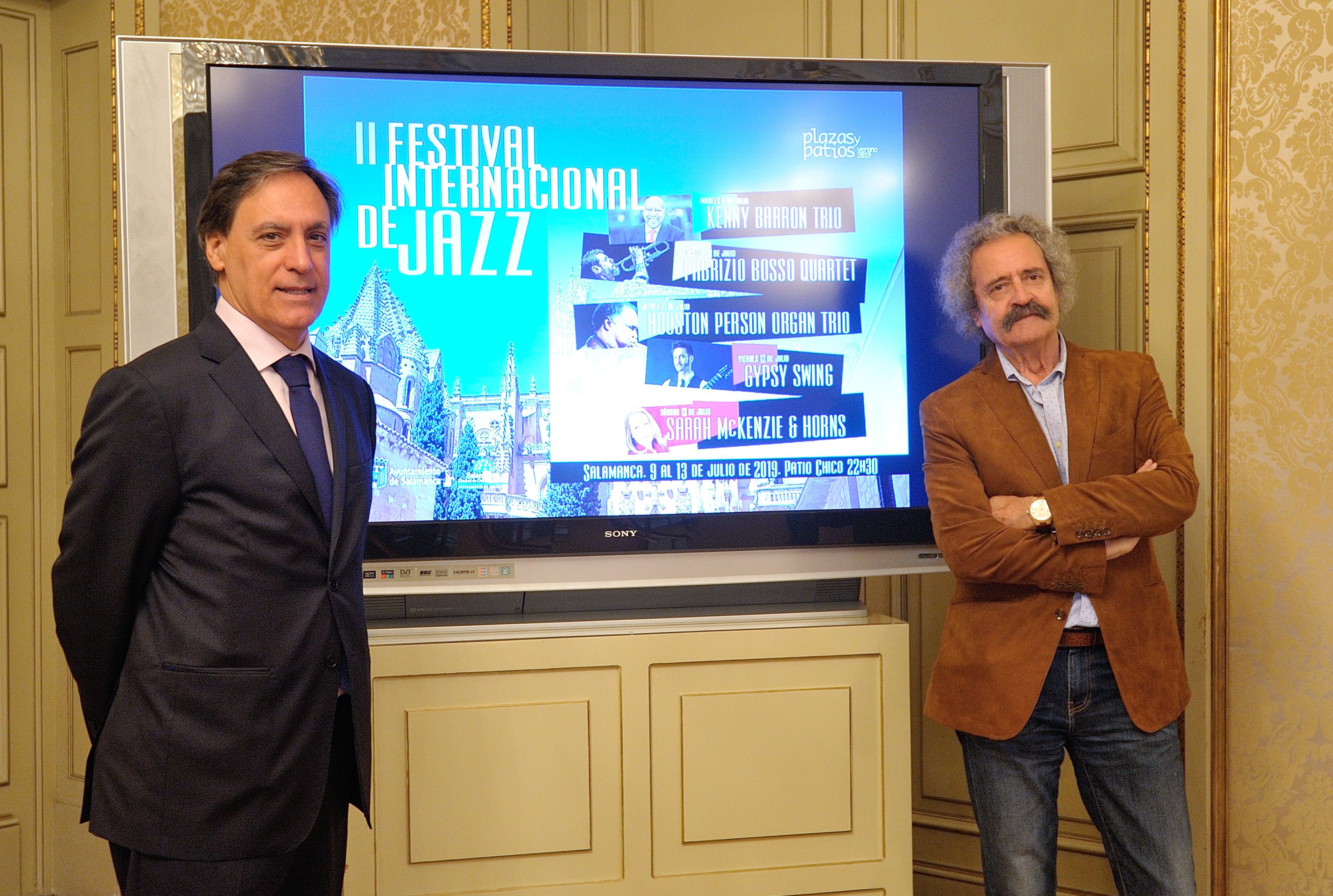 El alcalde de Salamanca  junto Fernando Vinals  en la presentacion del festival