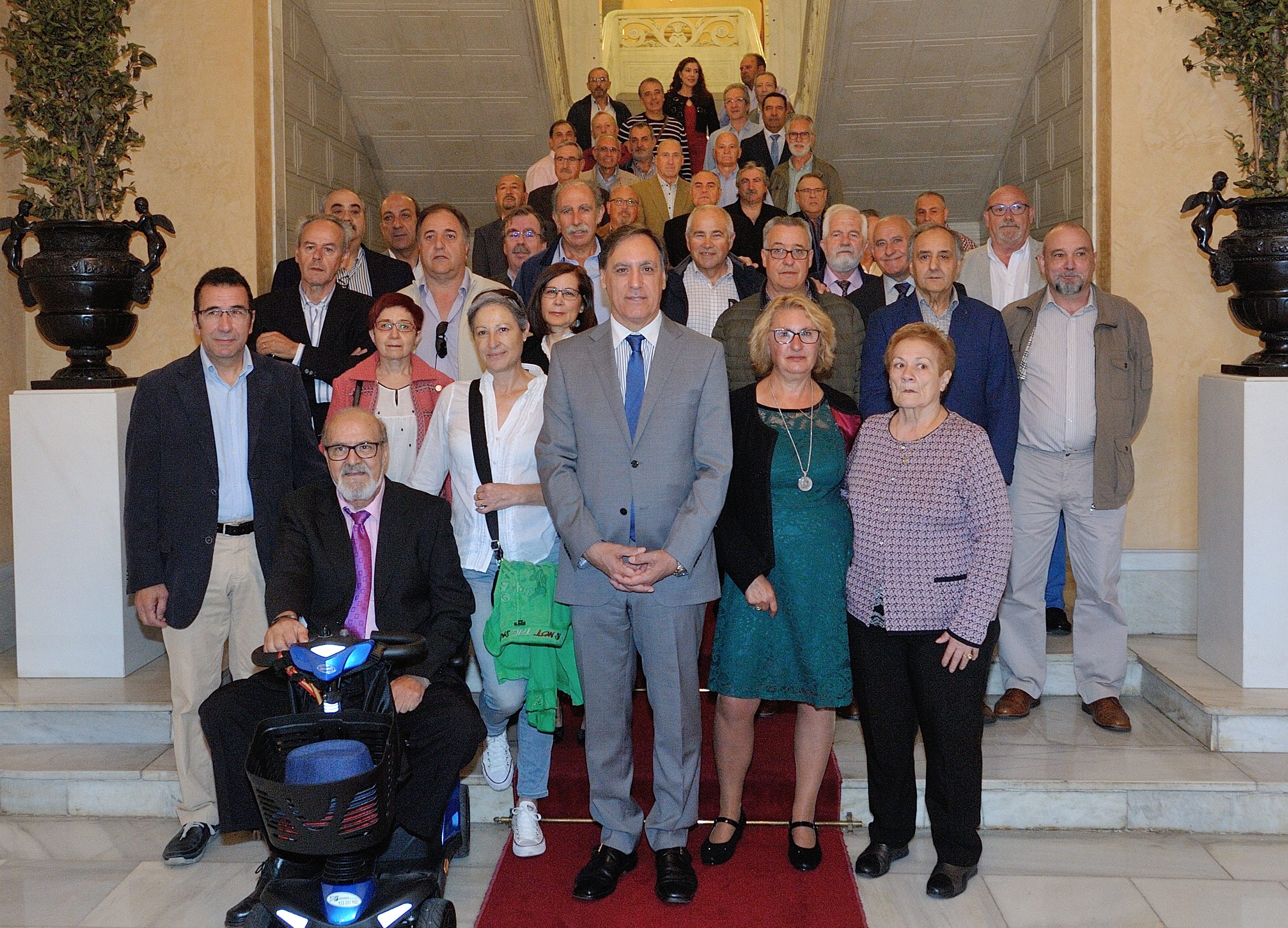 El alcalde de Salamanca  junto a los funcionarios homenajeados con motivo de Santa Rita