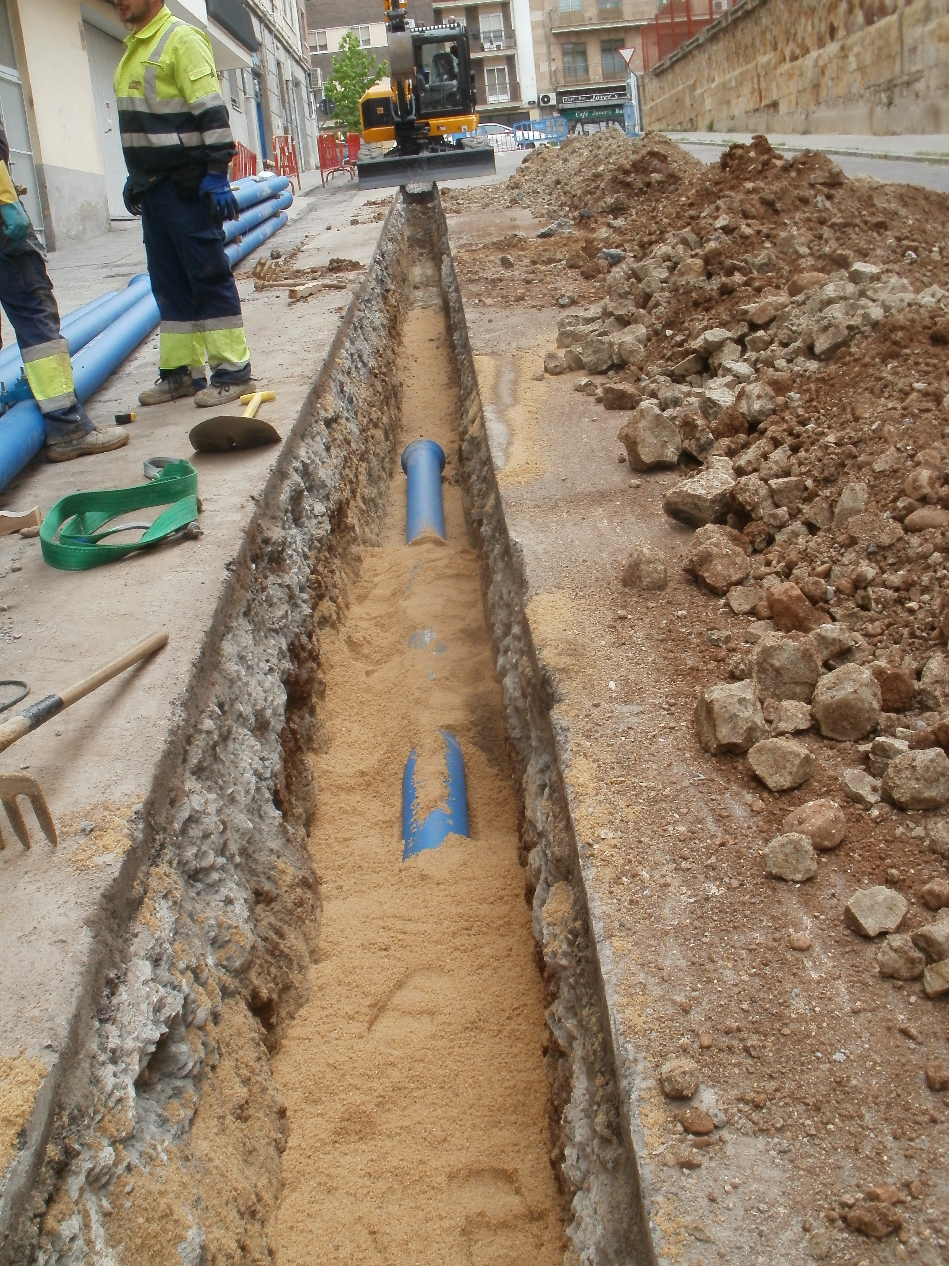 Imagen de una obra de renovacion de redes realizada por el Ayuntamiento de Salamanca