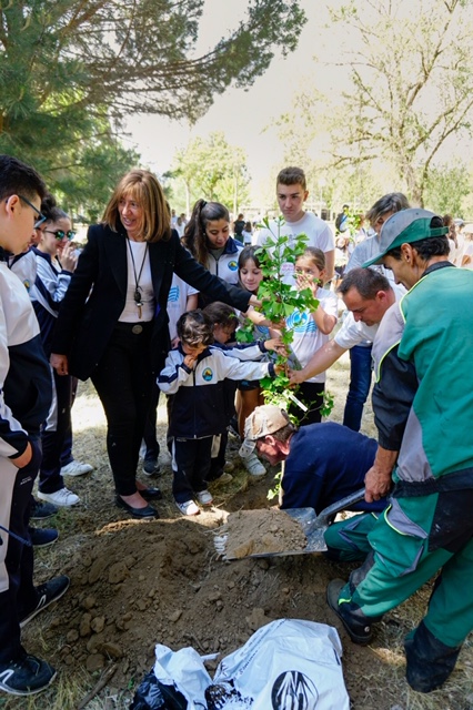 La concejala de Medio Ambiente  junto a los escolares