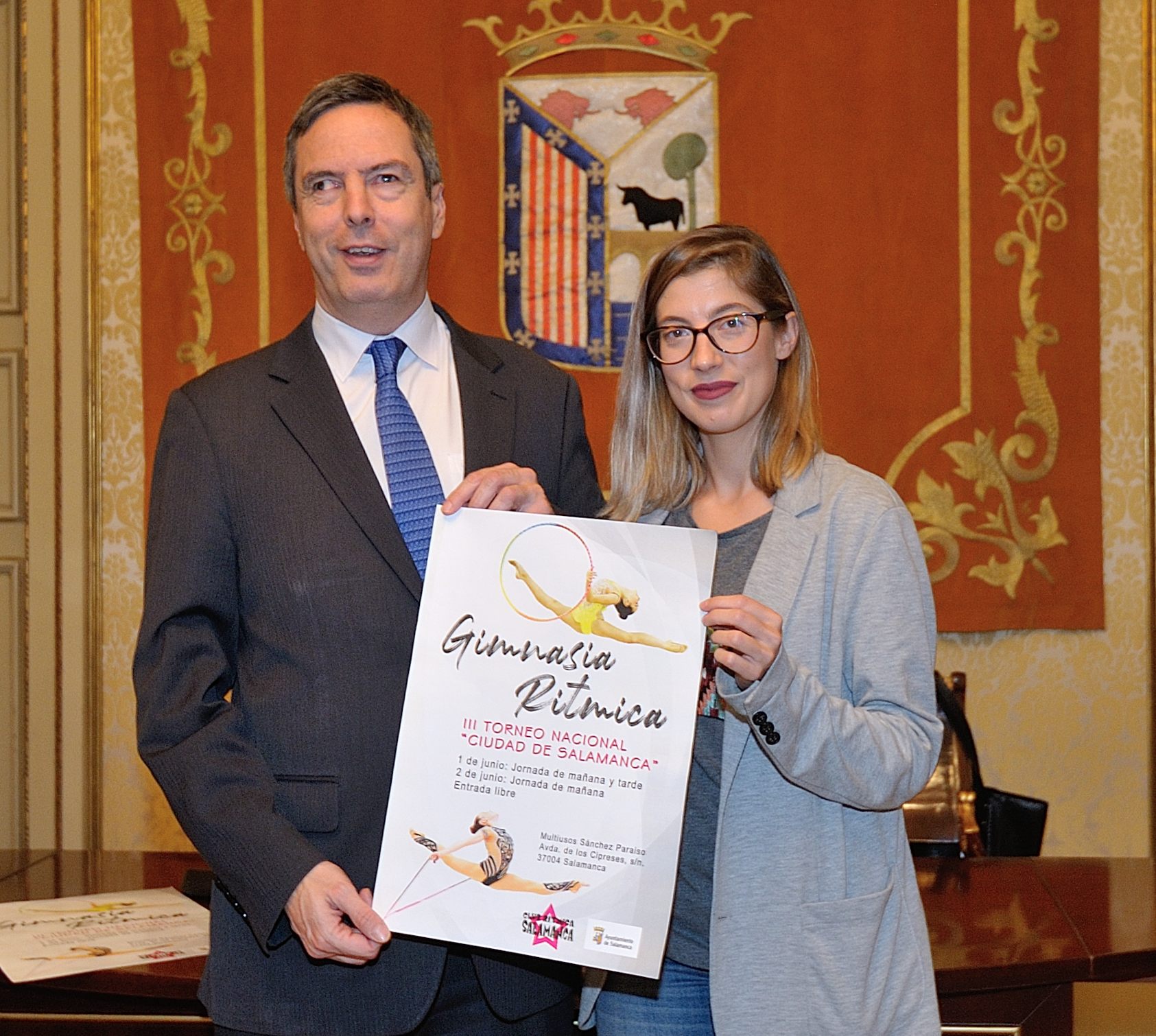 El concejal de Deportes  Enrique Sanchez-Guijo  junto a Ana Rincon  del Club Ritmica Salamanca