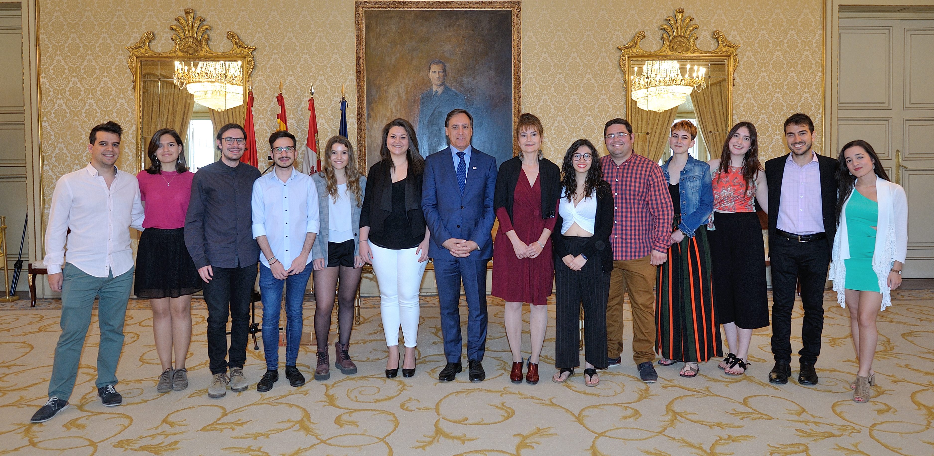 El alcalde de Salamanca  junto a los miembros del coro