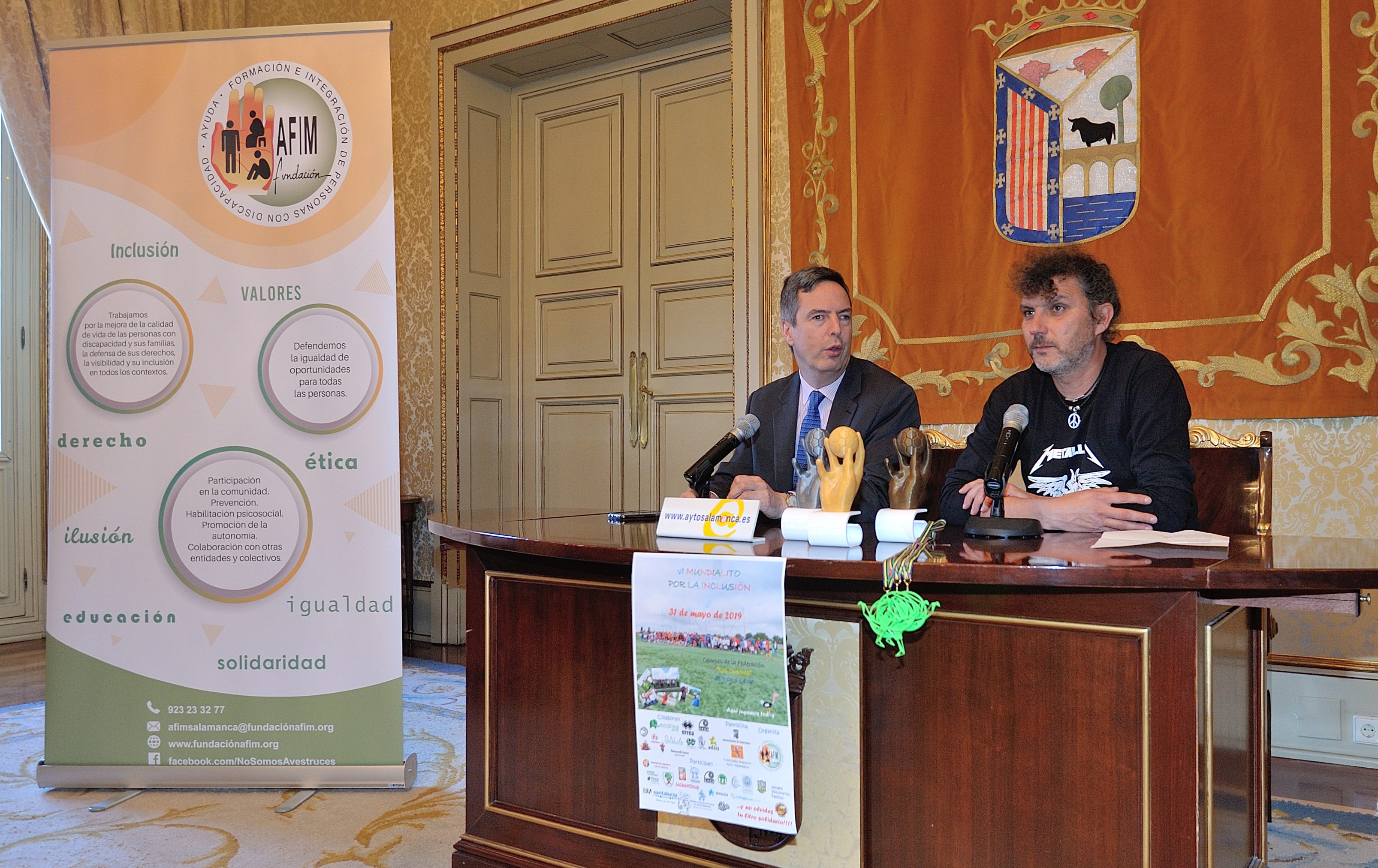 El concejal de Deportes  Enrique Sanchez-Guijo  y Javier Caballero  de la Fundacion AFIM