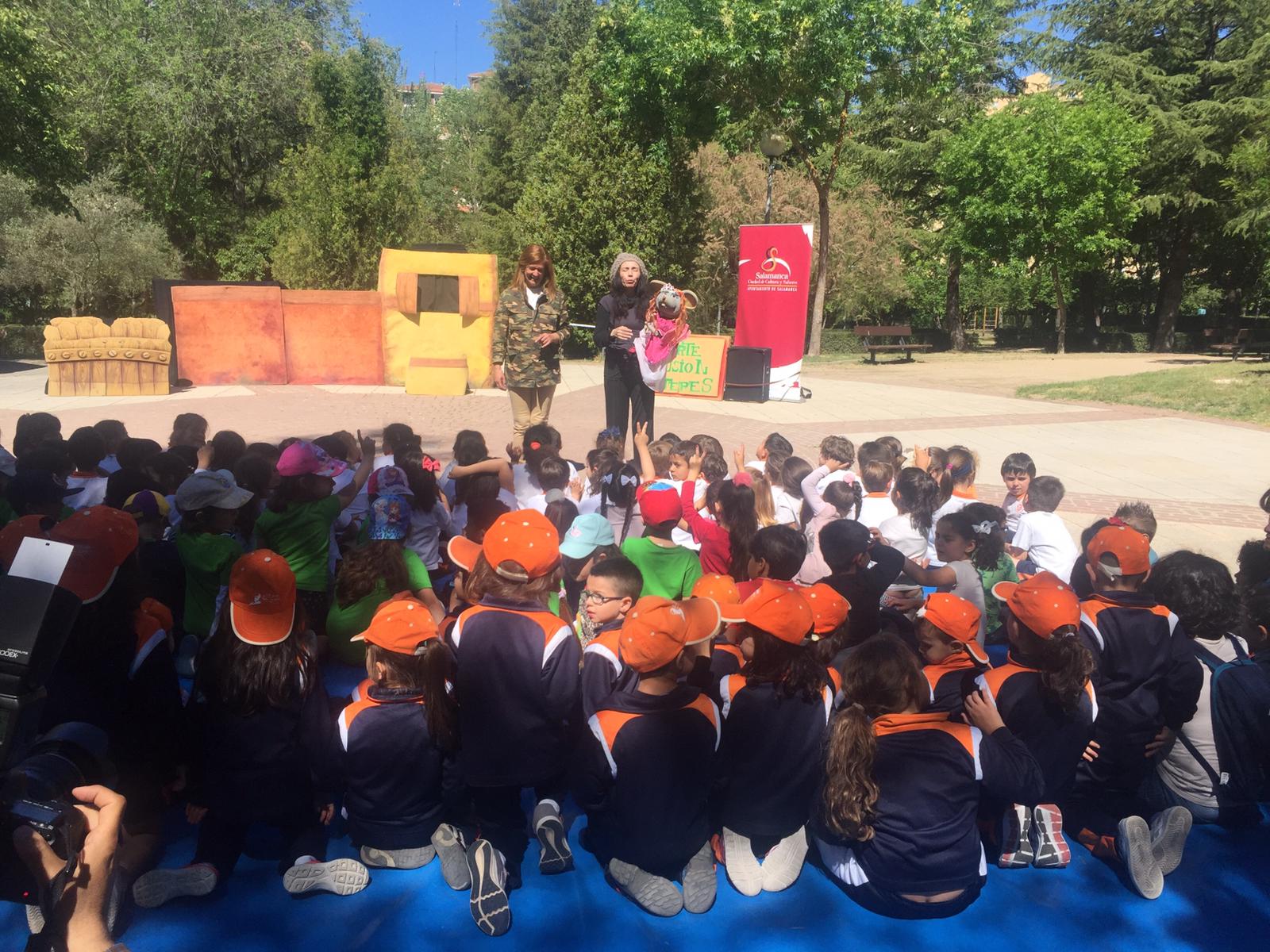 La concejala de Educacion en la actividad de teatro ceelbrada hoy en el Parque de los Jesuitas