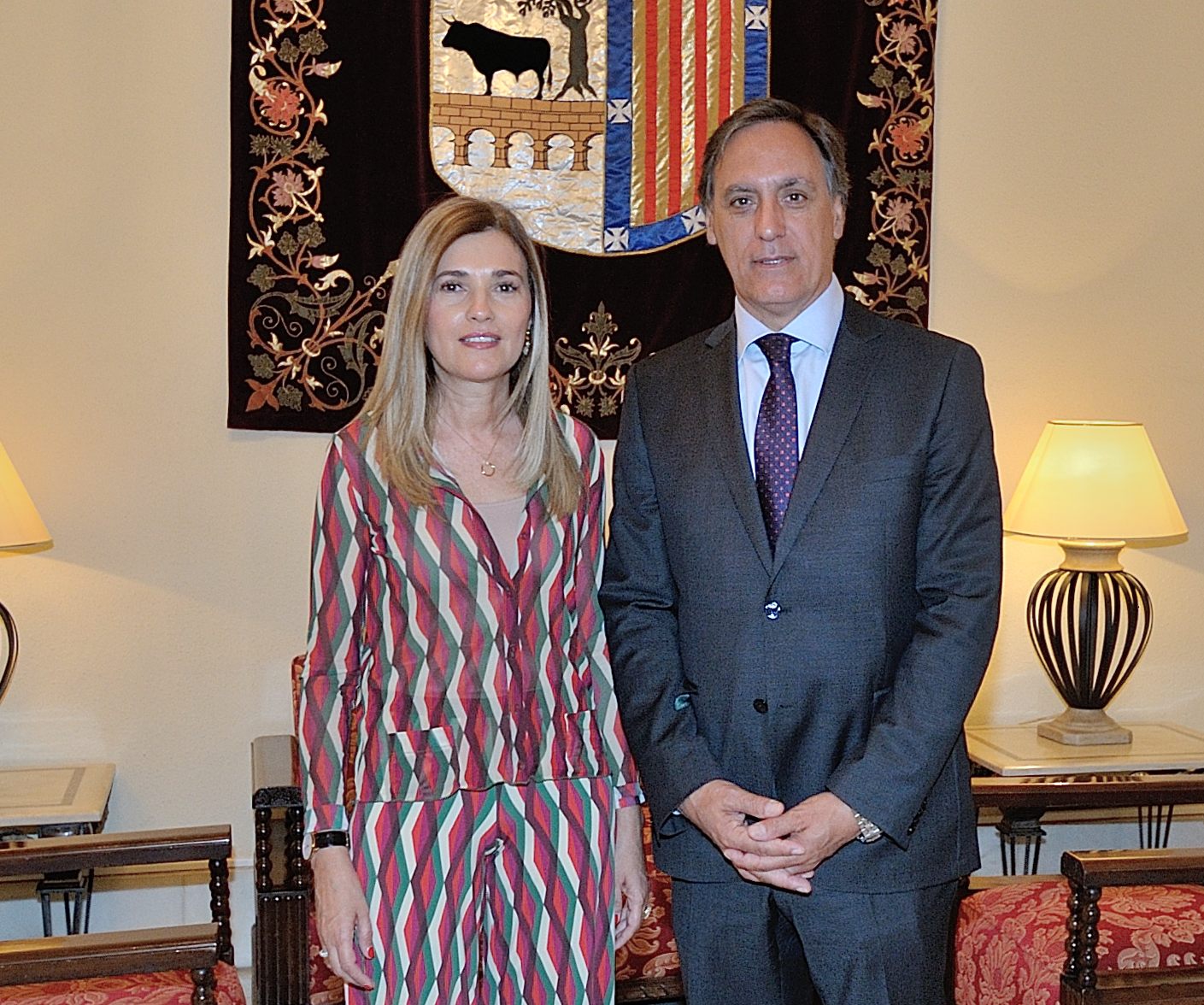 El alcalde de Salamanca  junto a la hematologa Maria Victoria Mateos Manteca