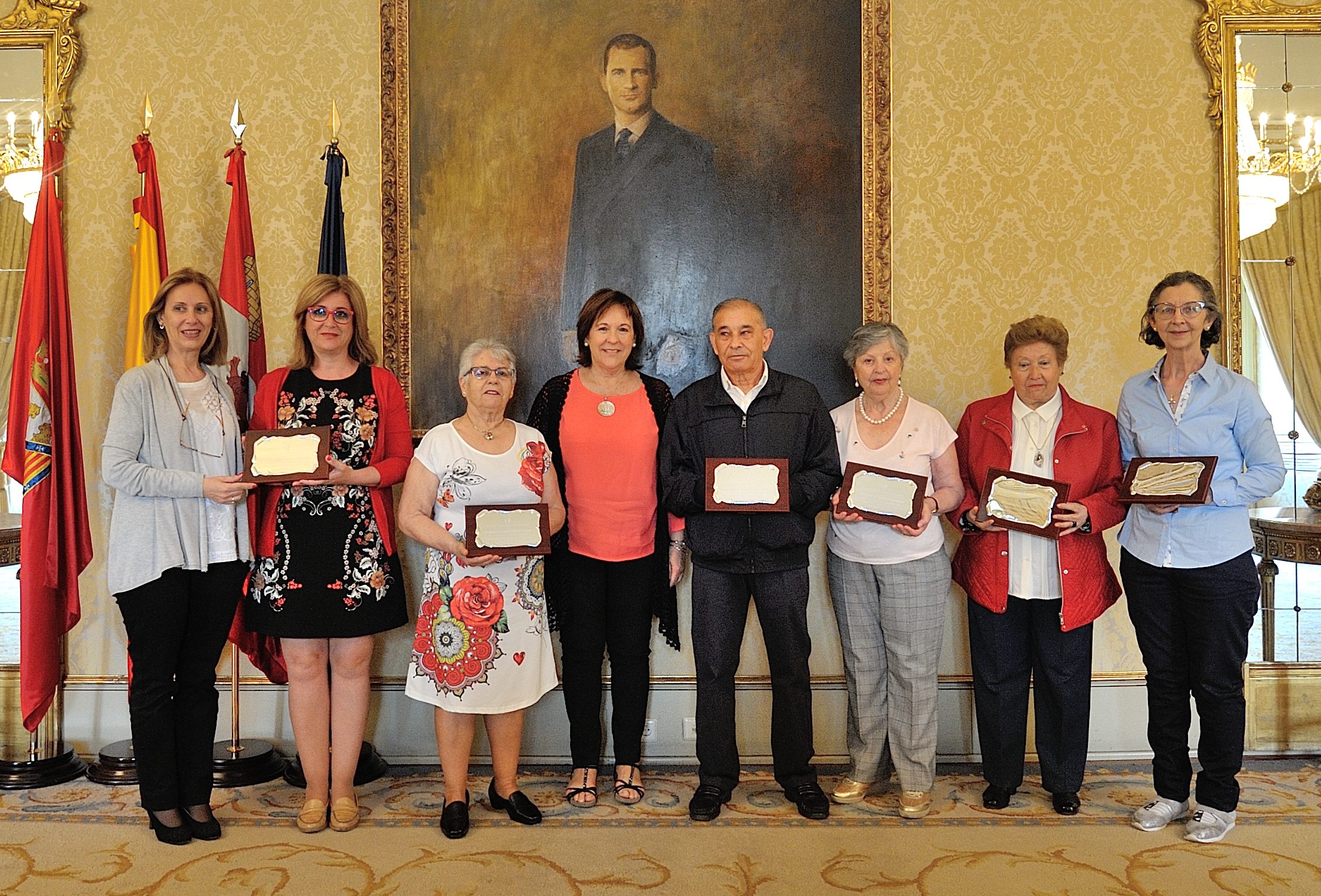 La concejala de Mayores  junto a los voluntarios homenajeados