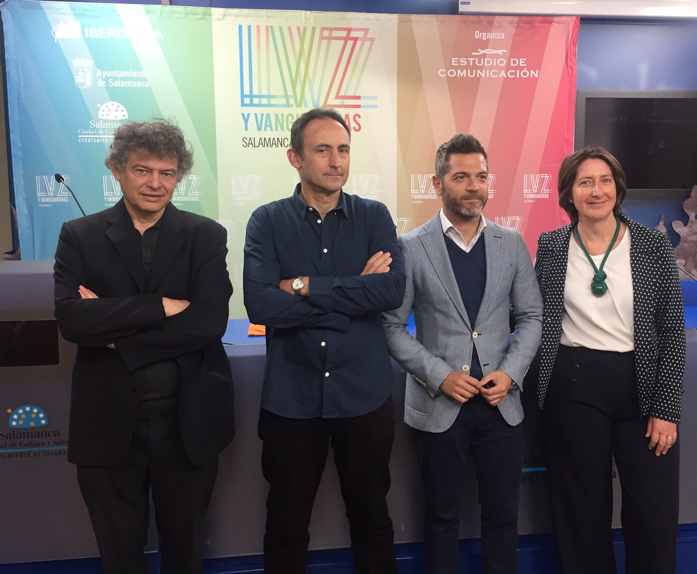 El concejal de Cultura  Julio Lopez  junto a los artistas