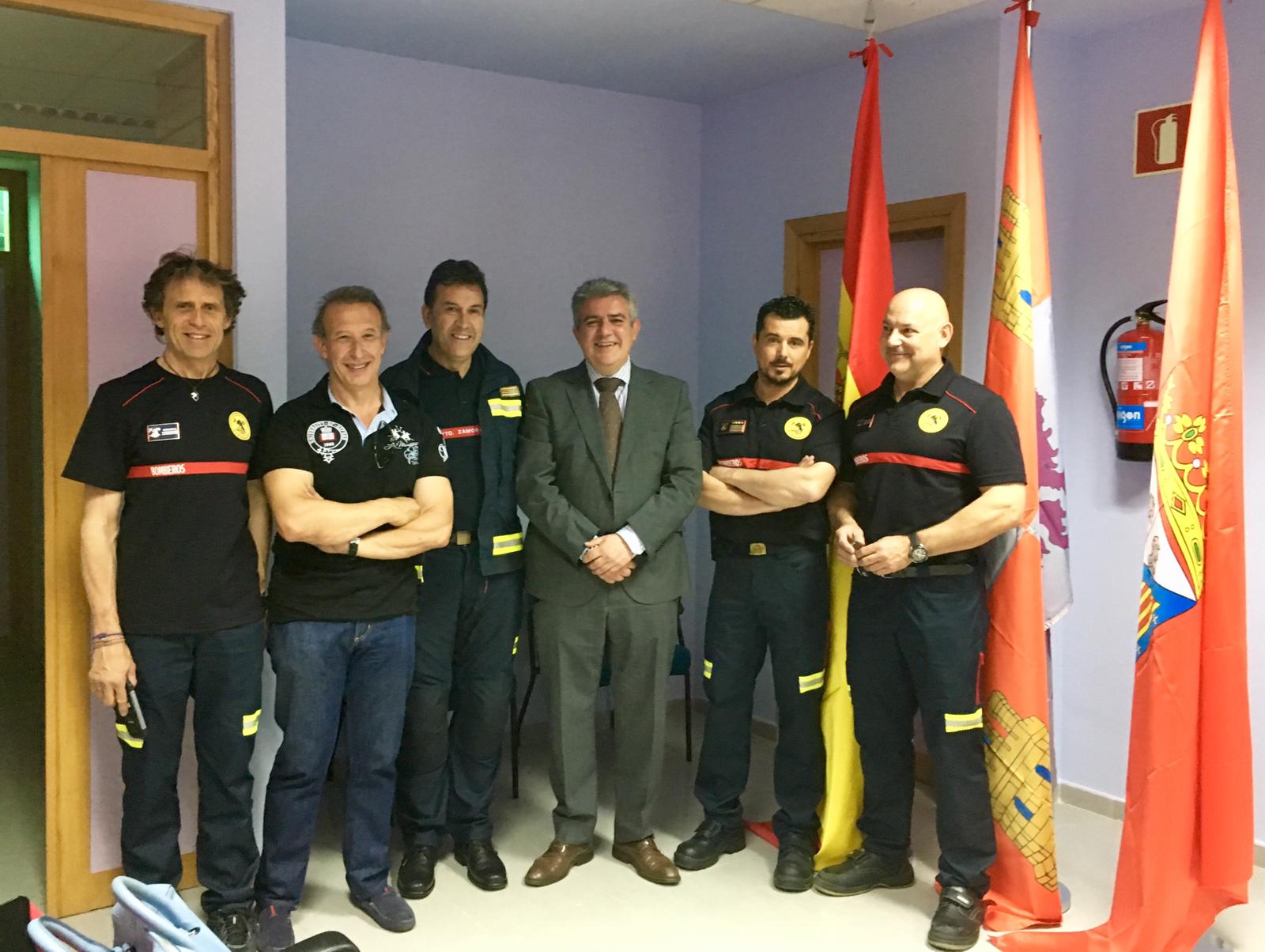 El concejal de Proteccion Ciudadana  Emilio Arroita  junto a bomberos participantes en el curso