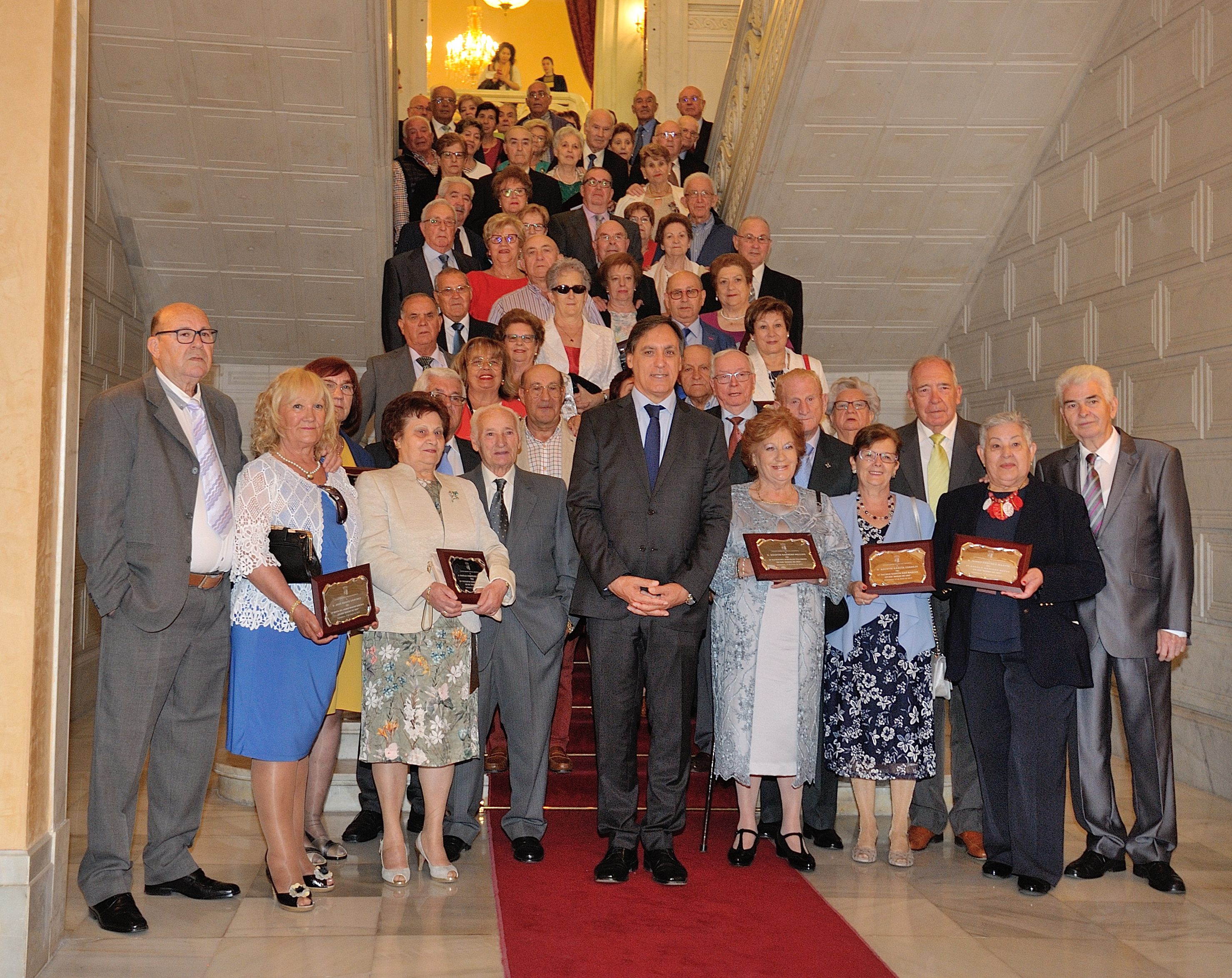 El alcalde de Salamanca  junto a los homenajeados