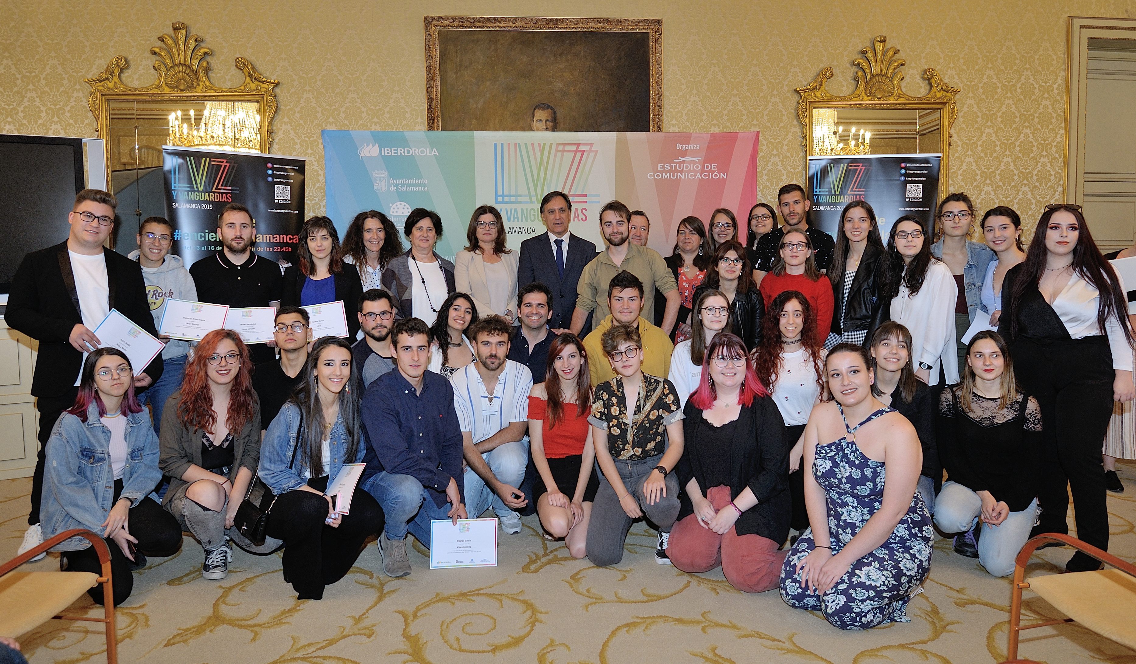El alcalde de Salamanca  con los ganadores del Festival de Luz y Vanguardias 2019