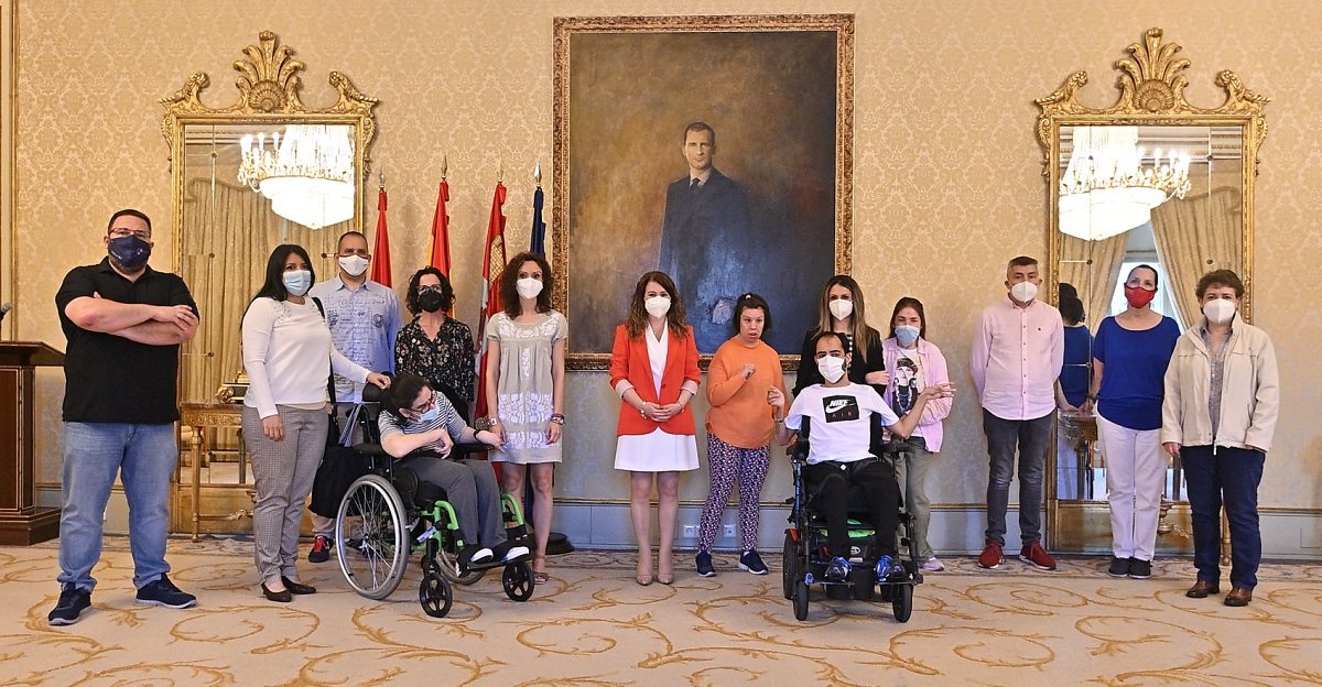 La concejala de Educacion  Maria Victoria Bermejo  con los premiados