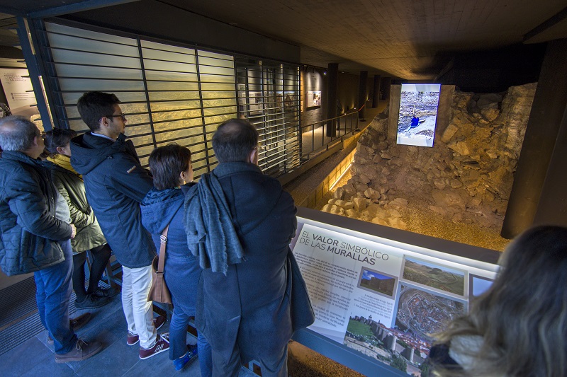 Visitantes en el Centro de Interpretacion de las Murallas Salmantinas