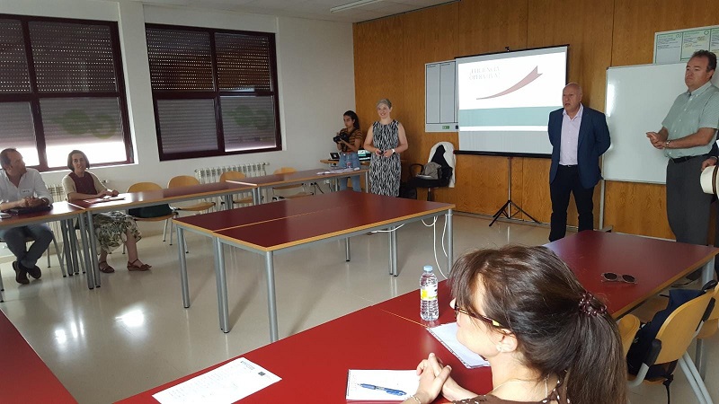 El concejal de Promocion Economica  Juan Jose Sanchez  durante la visita