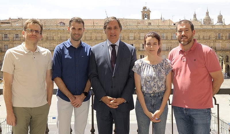 El alcalde de Salamanca  Carlos Garcia Carbayo  con los investigadores